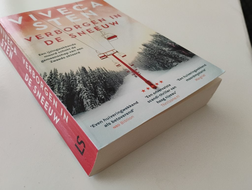 Boek Verborgen In de sneeuw Viveca Sten thriller, Boeken, Ophalen of Verzenden, Zo goed als nieuw