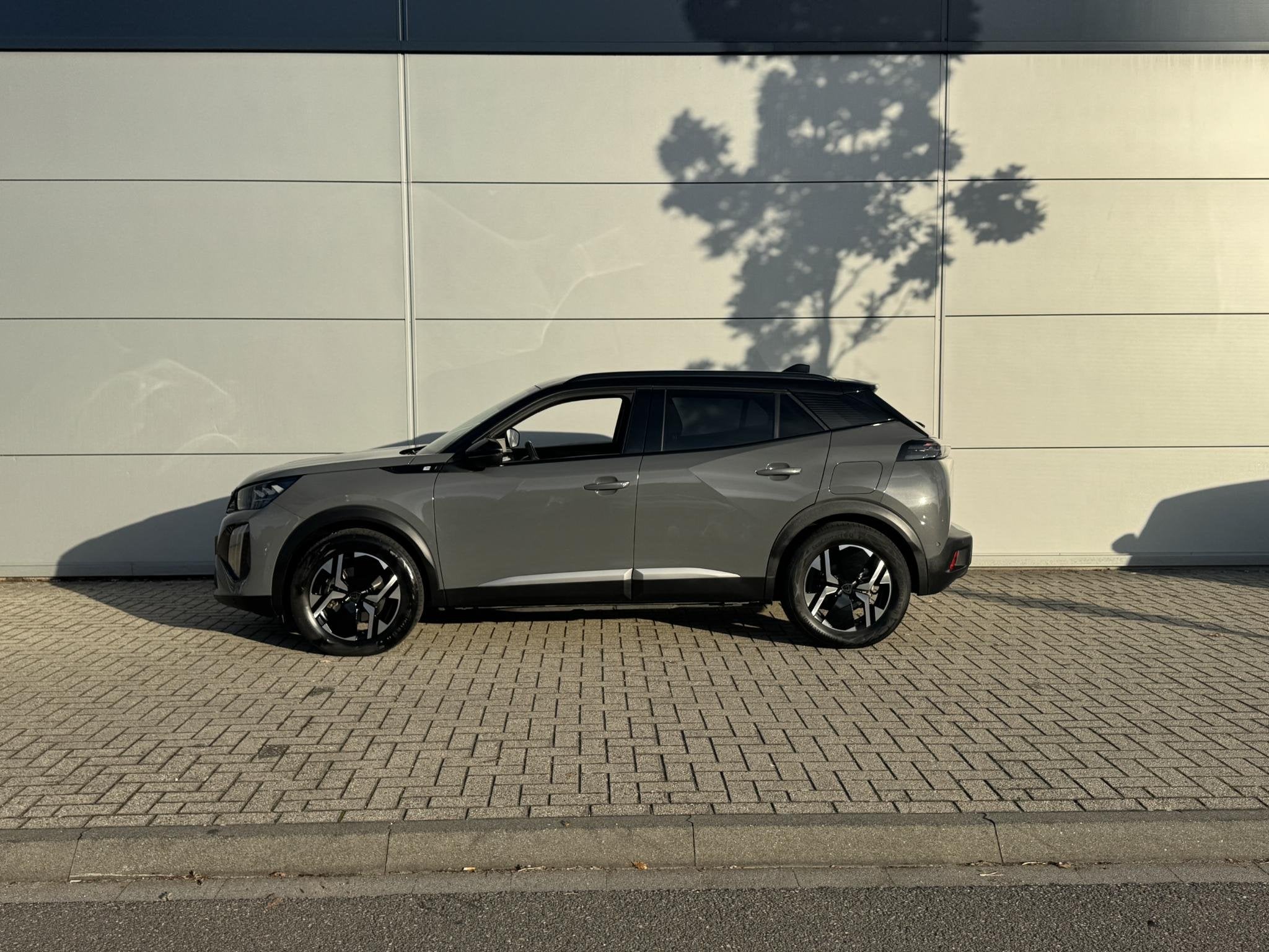 Peugeot e-2008 EV GT 54 kWh | Alcantara bekleding | Trekhaak, Auto's, 12 maanden, Gebruikt, 156 pk, 1523 kg