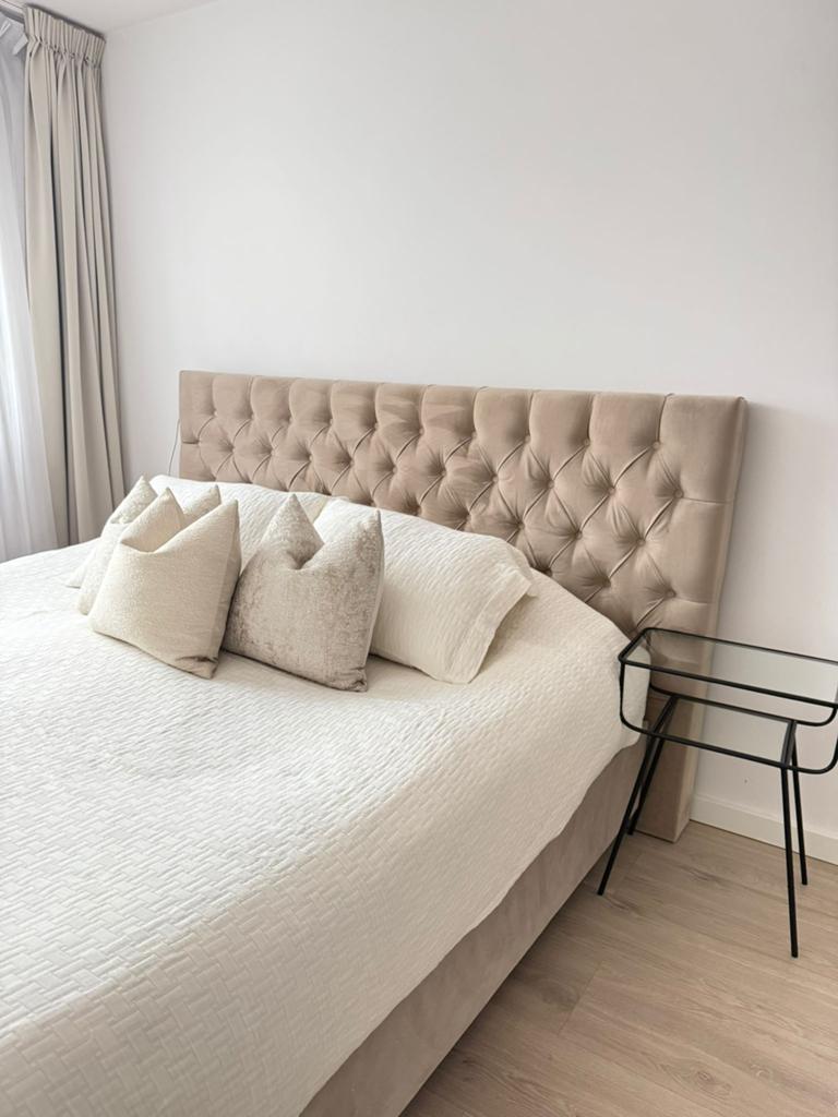 Taupe bed 180x200, Ophalen, Tweepersoons, Zo goed als nieuw, 180 cm