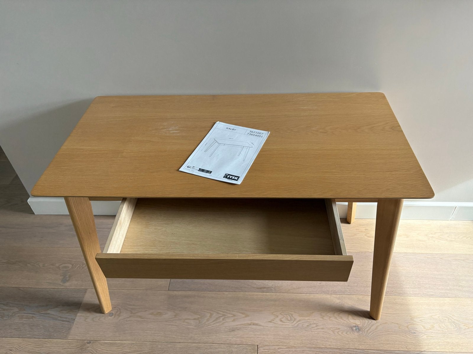 Bureau Kalby in goede staat, Huis en Inrichting, Ophalen, Bruin, Zo goed als nieuw, Jysk