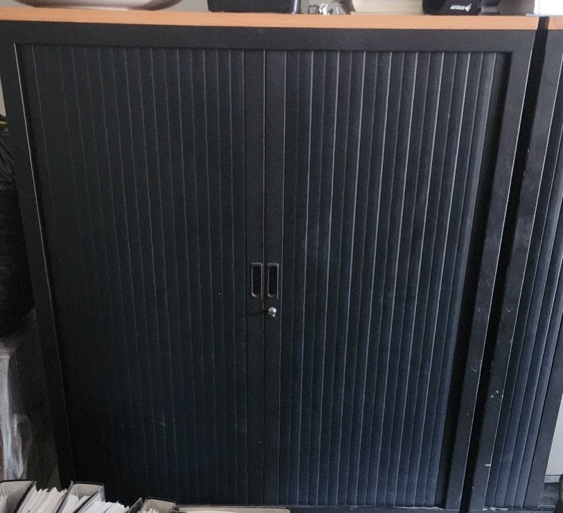 Zwart metalen roldeurkast met slot, Huis en Inrichting, Kasten | Roldeurkasten en Archiefkasten, Ophalen, Gebruikt, 100 tot 150 cm
