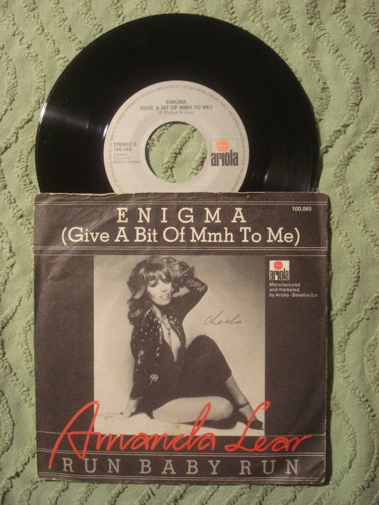Amanda Lear 7" Single: ‘Enigma (Give a bit of mmh to me)’, Cd's en Dvd's, Vinyl Singles, 7 inch, Single, Ophalen of Verzenden