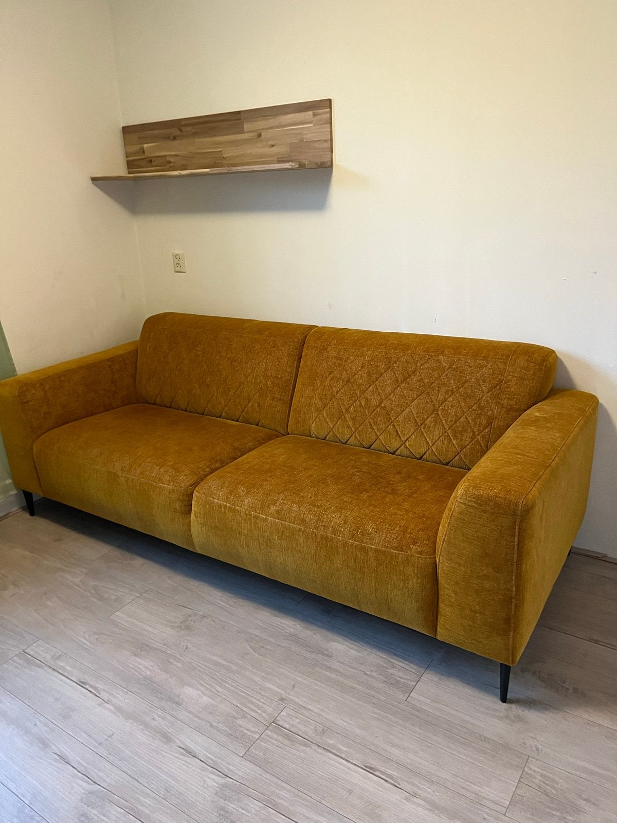 Okergele bank, 225 cm breed, zo goed als nieuw, Huis en Inrichting, Banken | Bankstellen, Ophalen, Driepersoons, 75 tot 100 cm