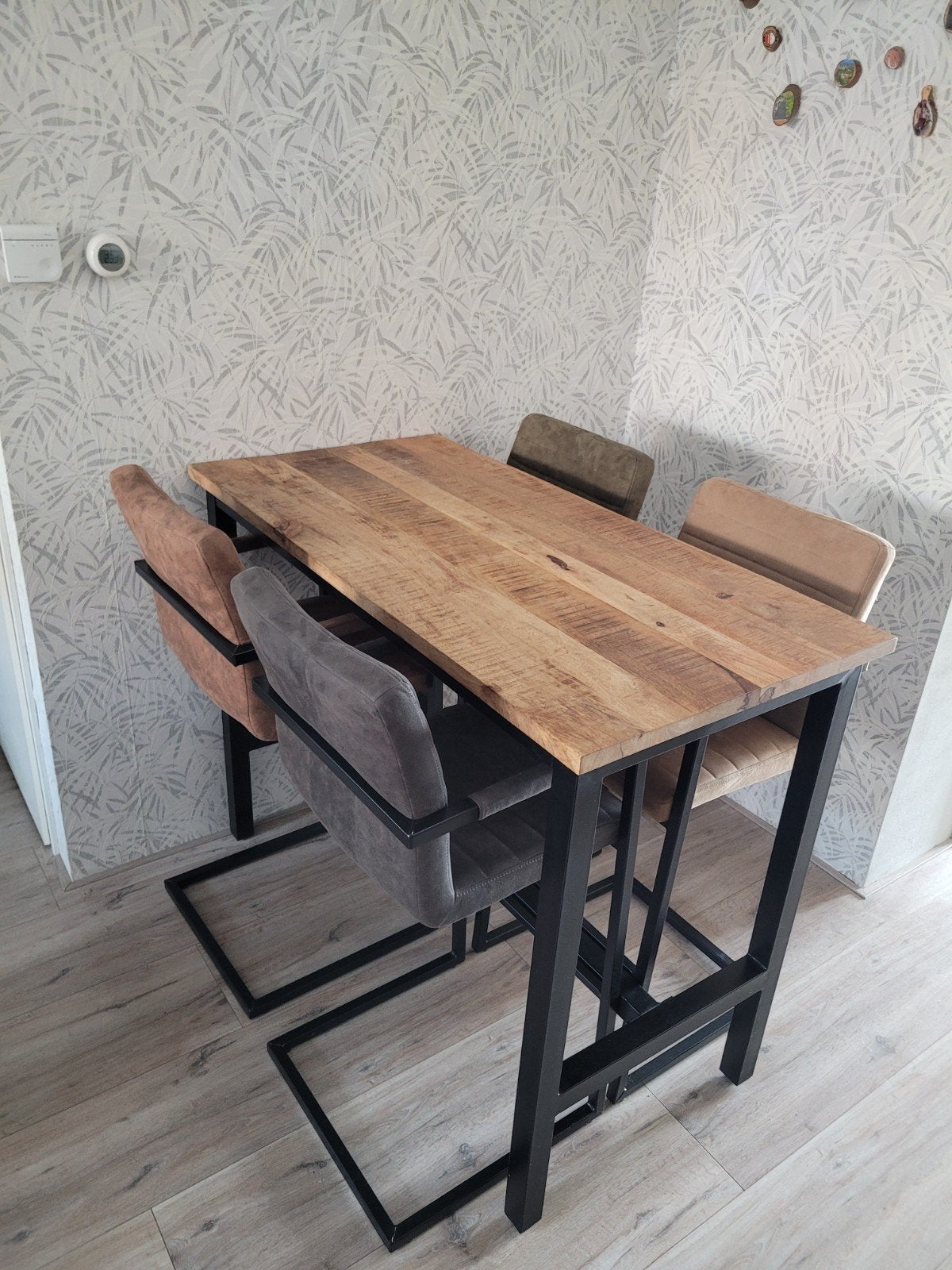 Bartafel met 4 suède stoelen - Mangohout & Zwart Metaal, Huis en Inrichting, Ophalen, Gebruikt, 90 cm of meer, 4 krukken