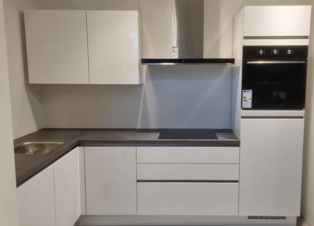 NIEUWE Hoekkeuken HOOGGLANS Nobilia / SALE - WEG=WEG, Wit, Hoekkeuken, Zo goed als nieuw, Kunststof