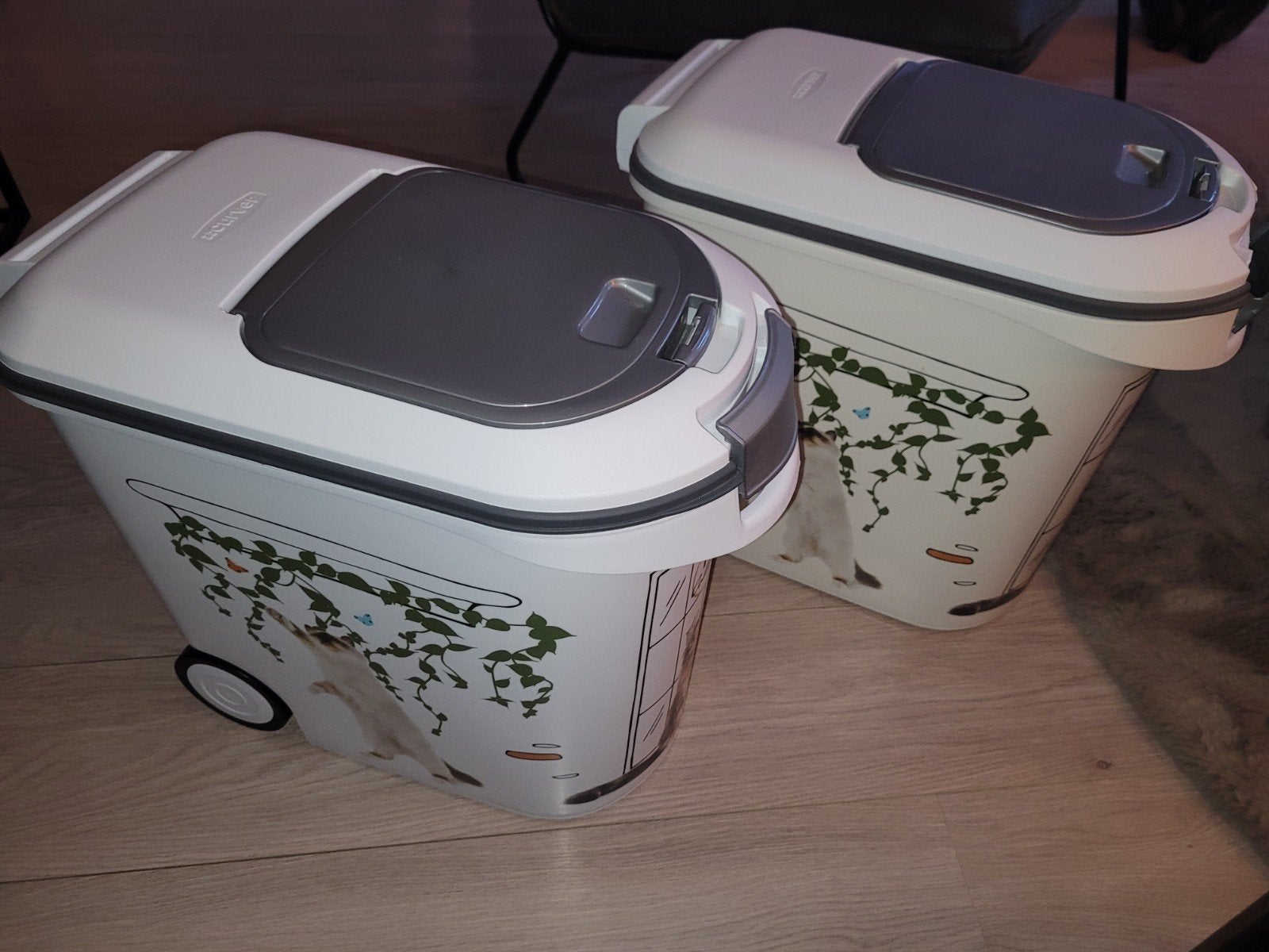 2x Curver voertonnen met inhoud van 12kg en katjes erop, Ophalen