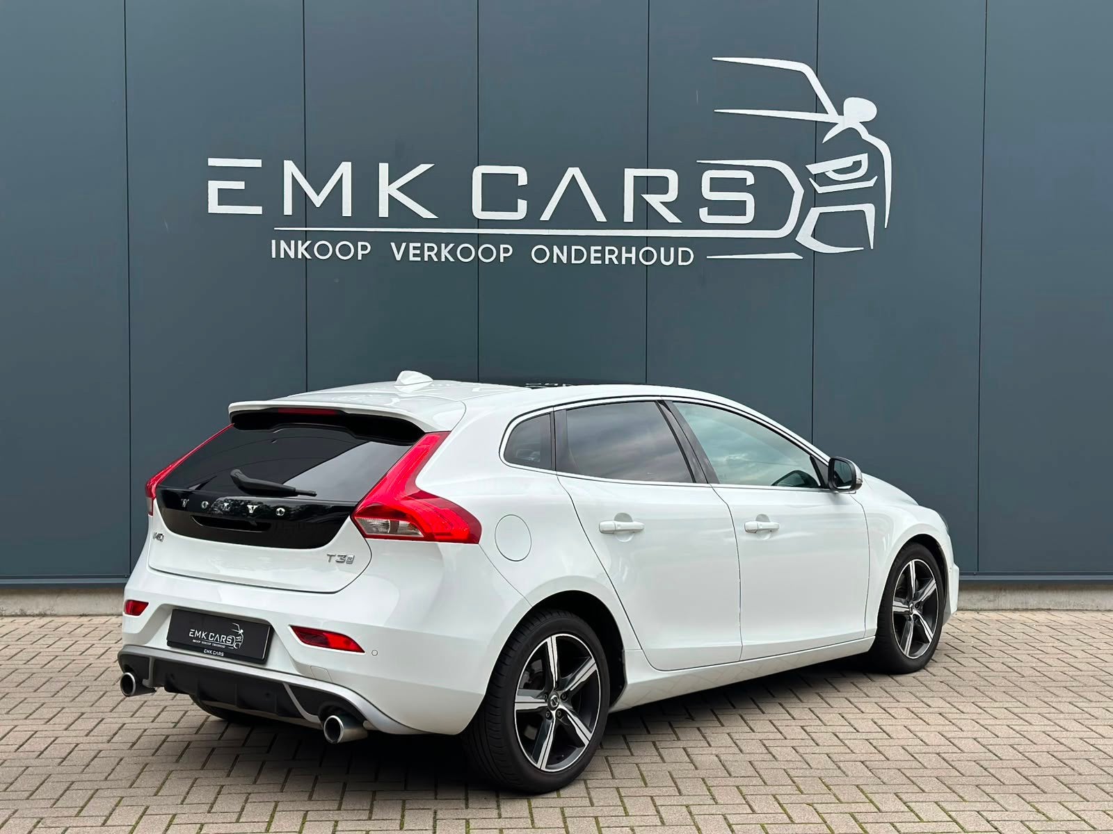 Volvo V40 1.5 T3 Polar+ Sport R-Design LED Pano, Auto's, Euro 6, 4 cilinders, 700 kg, Wit