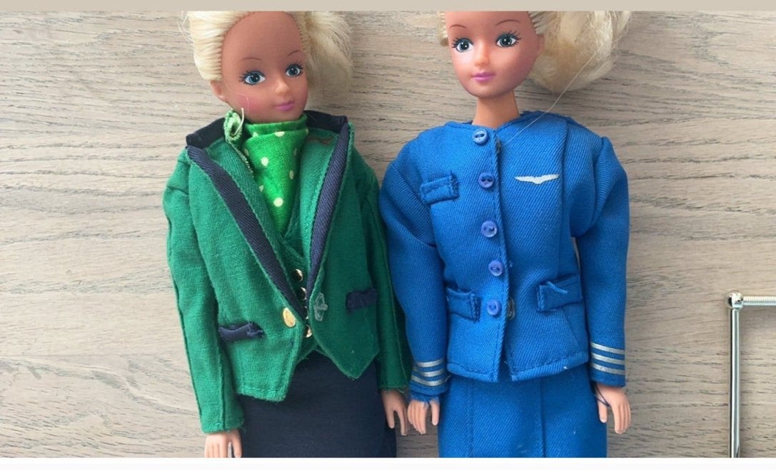 Barbie poppen met stewardess outfits en koffer, Ophalen of Verzenden, Zo goed als nieuw, Barbie