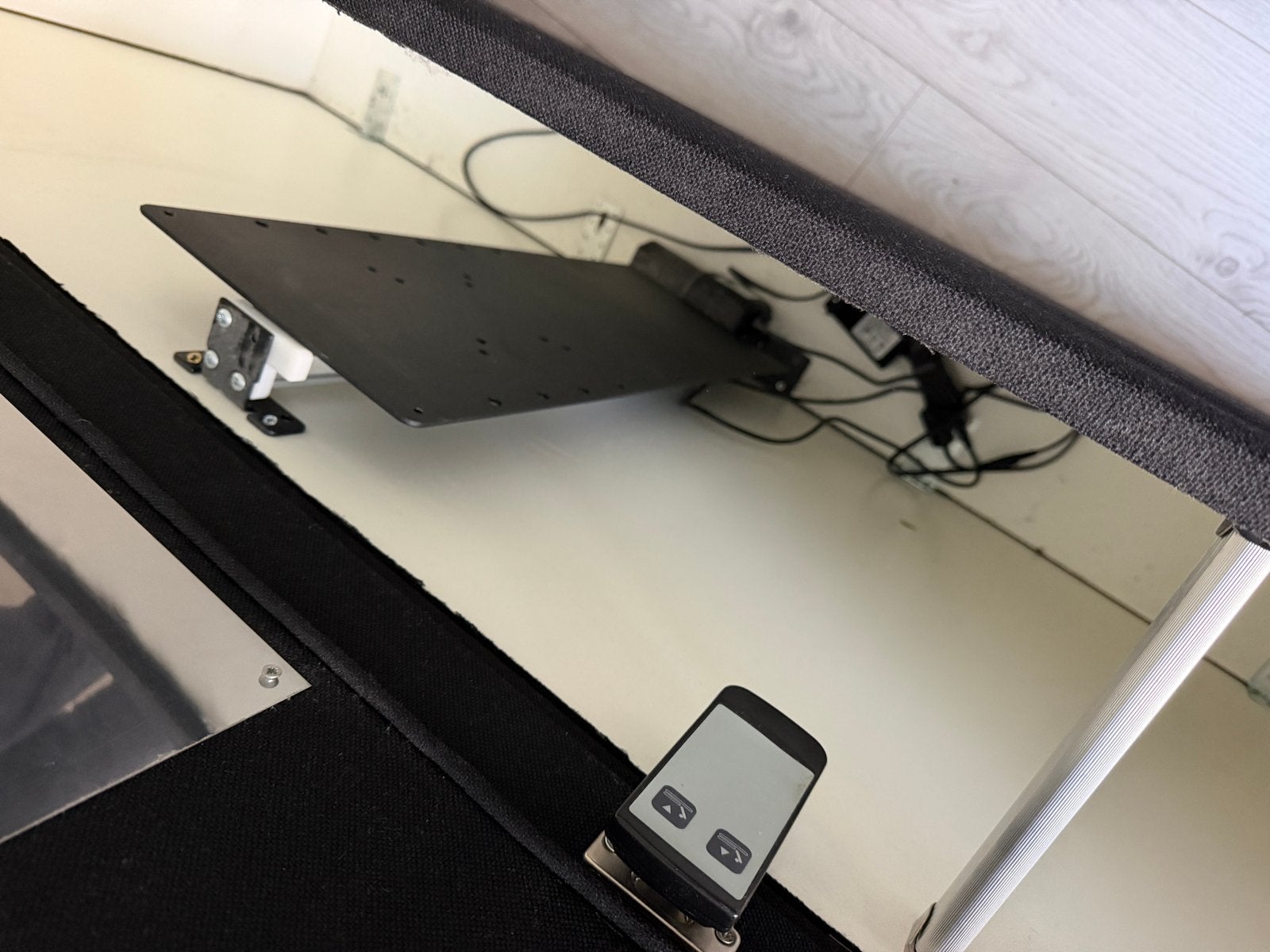 Zwart TV-meubel met gemotoriseerde lift en afstandsbediening, Ophalen, Overige materialen, 150 tot 200 cm, Zo goed als nieuw