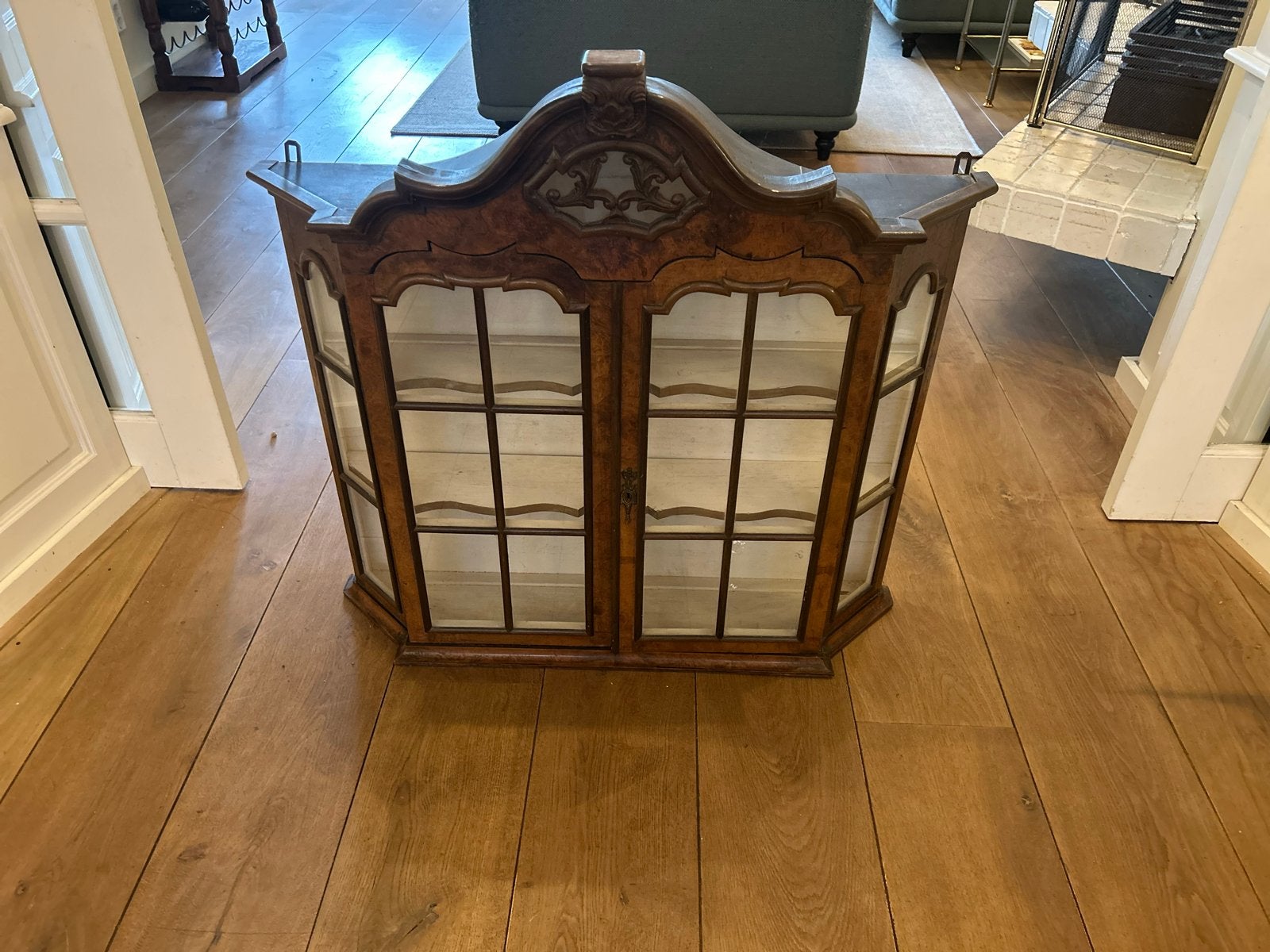Antieke vitrinekast van wortelnotenhout, Ophalen