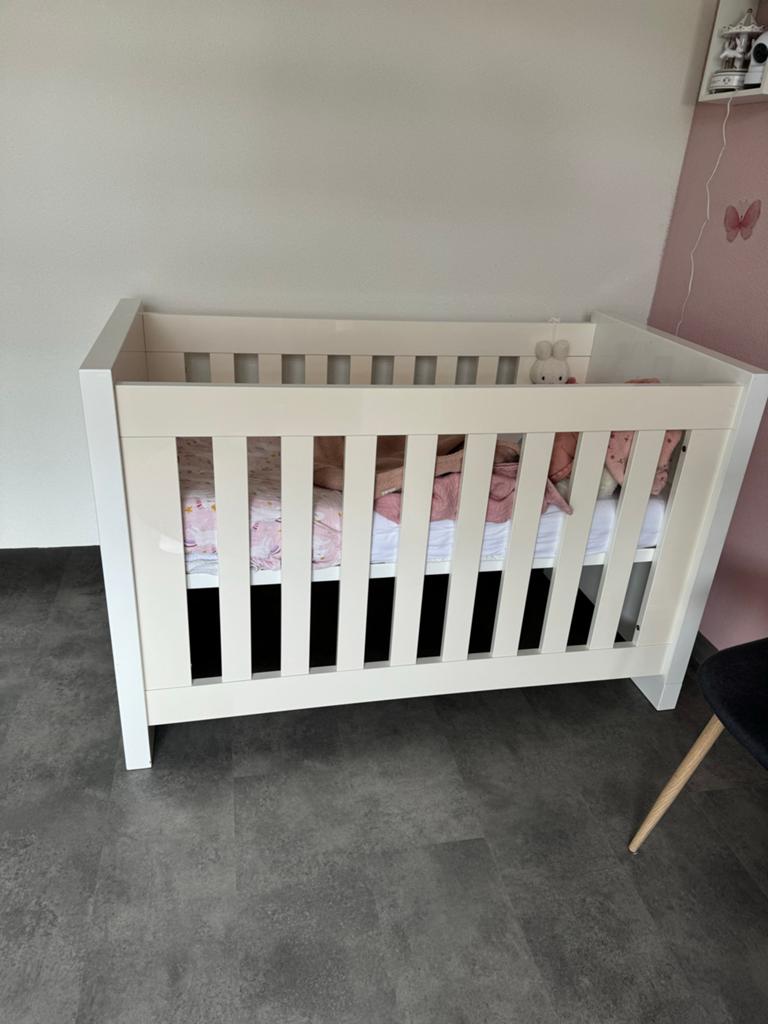 Ledikant en commode - Gebruikt, maar in goede staat, Kinderen en Baby's, Kinderkamer | Bedden, Ophalen, Gebruikt, Minder dan 140 cm
