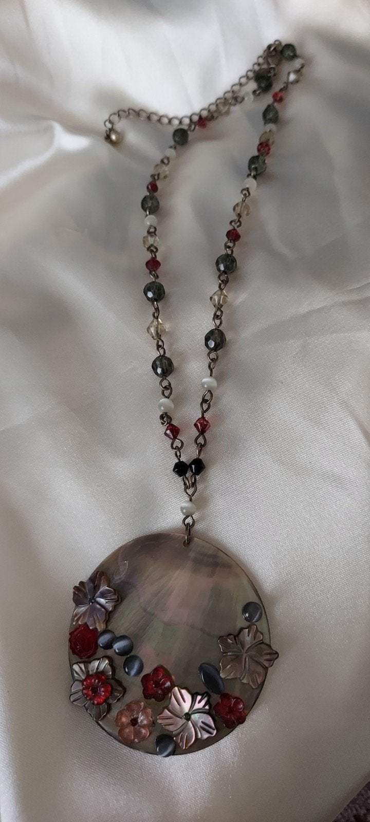 Prachtige ketting met parelmoer hanger en bloemdetails, Overige materialen, Overige kleuren, Ophalen of Verzenden, Verstelbaar