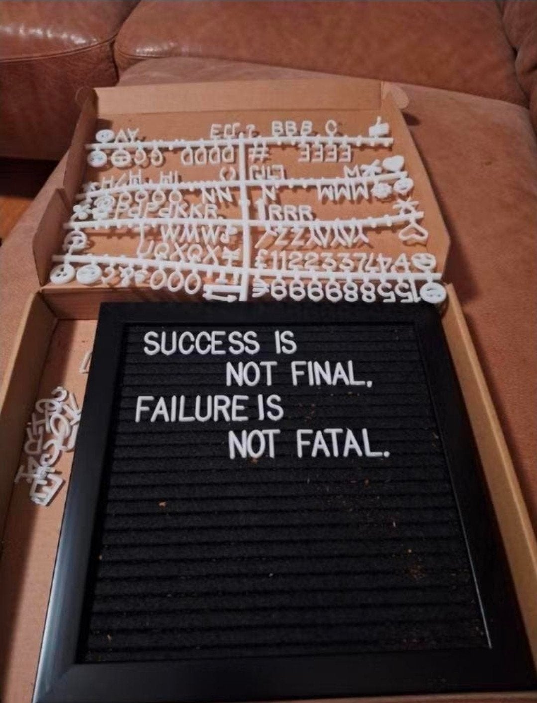 Letterbord met witte letters en cijfers, Zwart, Kunststof, Ophalen of Verzenden, Zo goed als nieuw
