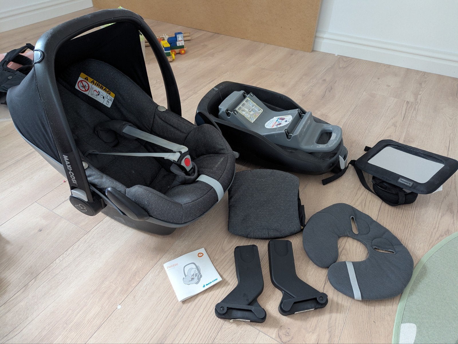 Maxi-Cosi Pebble met FamilyFix Isofix base + accessoires, Verstelbare rugleuning, Gebruikt, Ophalen of Verzenden, Isofix