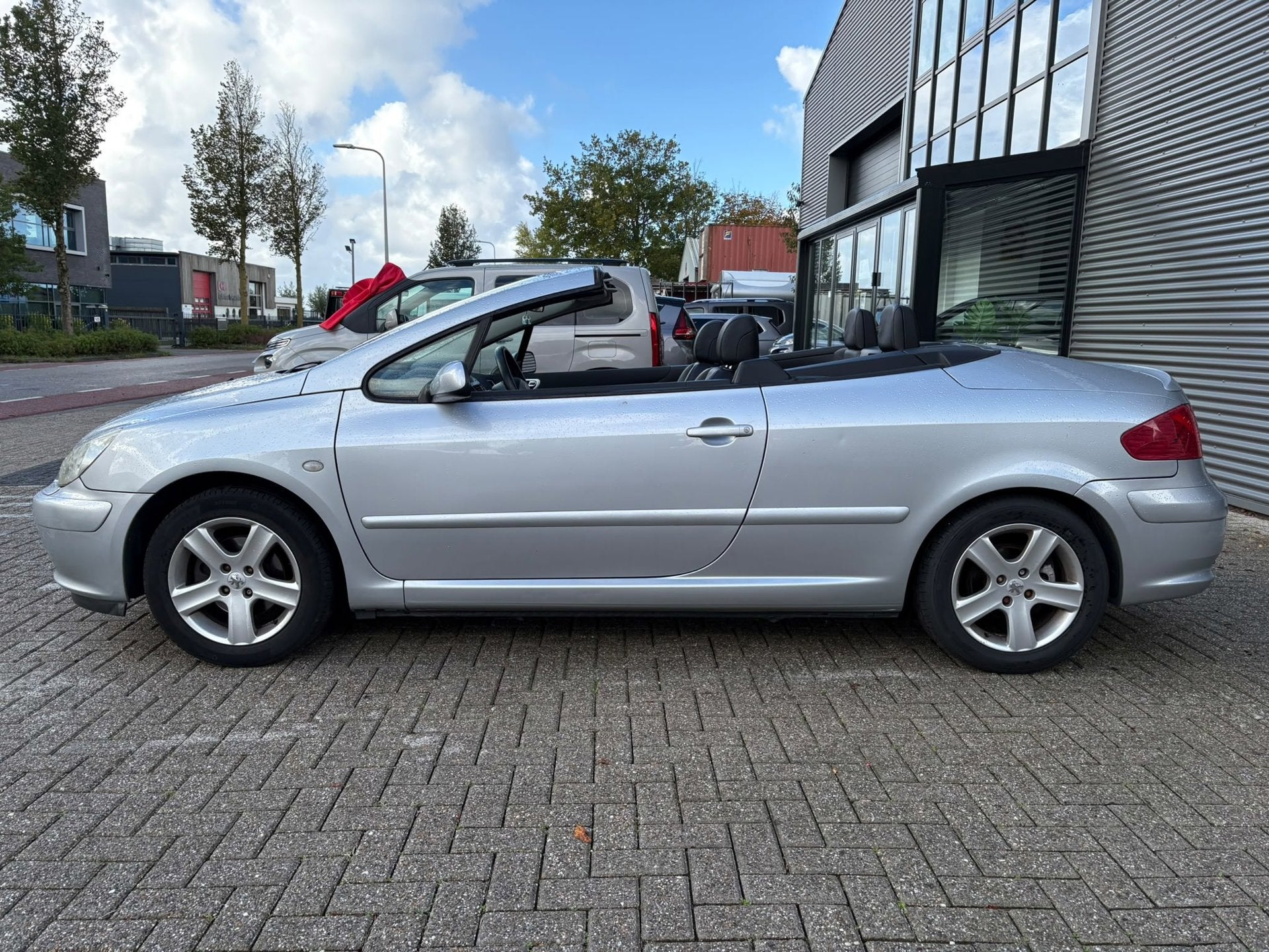 Peugeot 307 CC 2.0-16V CABRIO NIEUWE-APK, LEDER!, Auto's, Voorwielaandrijving, Gebruikt, Zwart, 4 cilinders