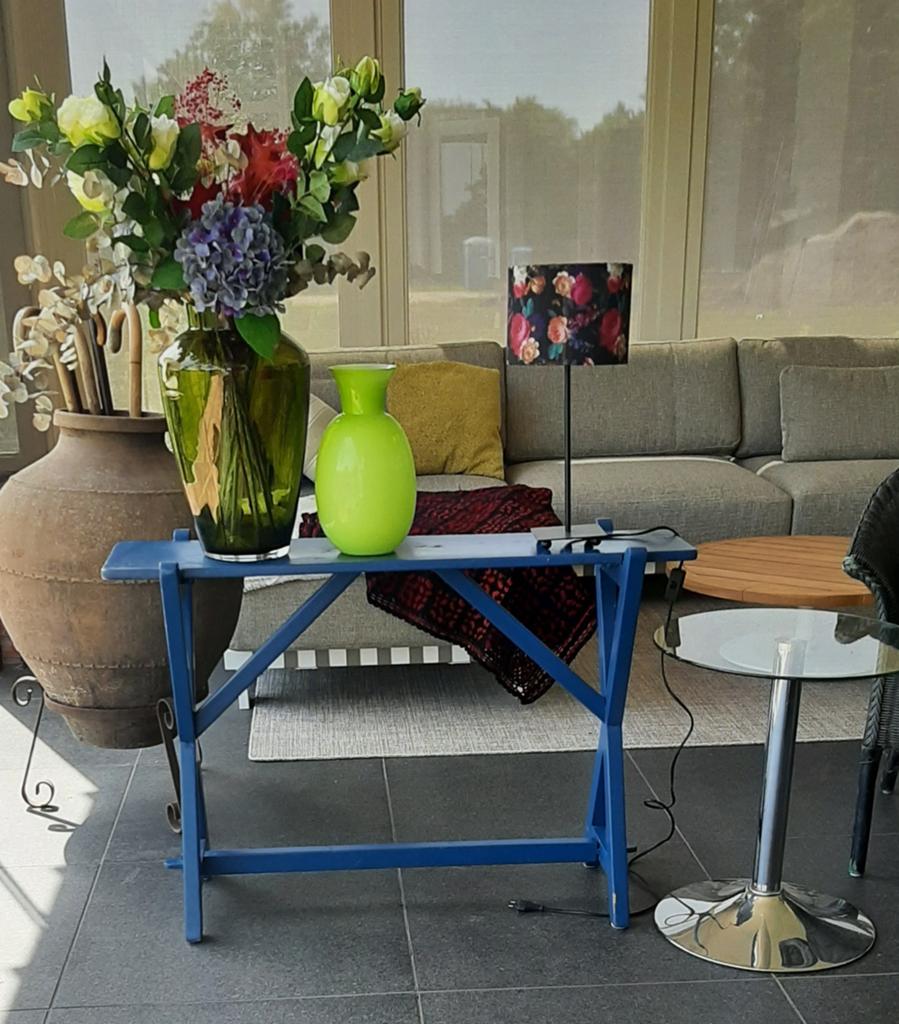Fraai vintage blauw bloementafeltje met houtverbindingen, Ophalen of Verzenden