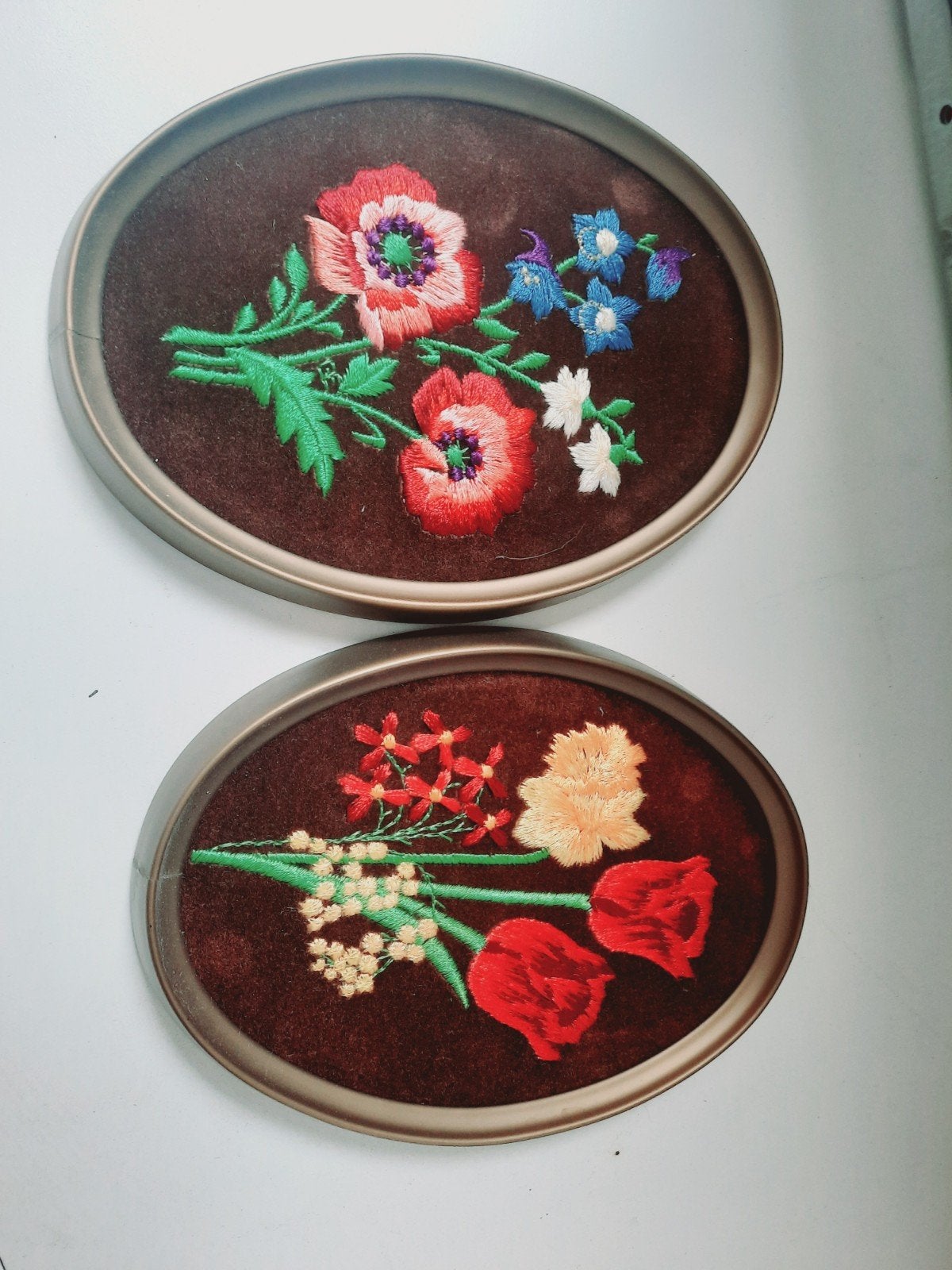 Set van 2 vintage geborduurde bloemen schilderijen, Minder dan 50 cm, Oorspronkelijke maker, Ophalen of Verzenden, Zo goed als nieuw