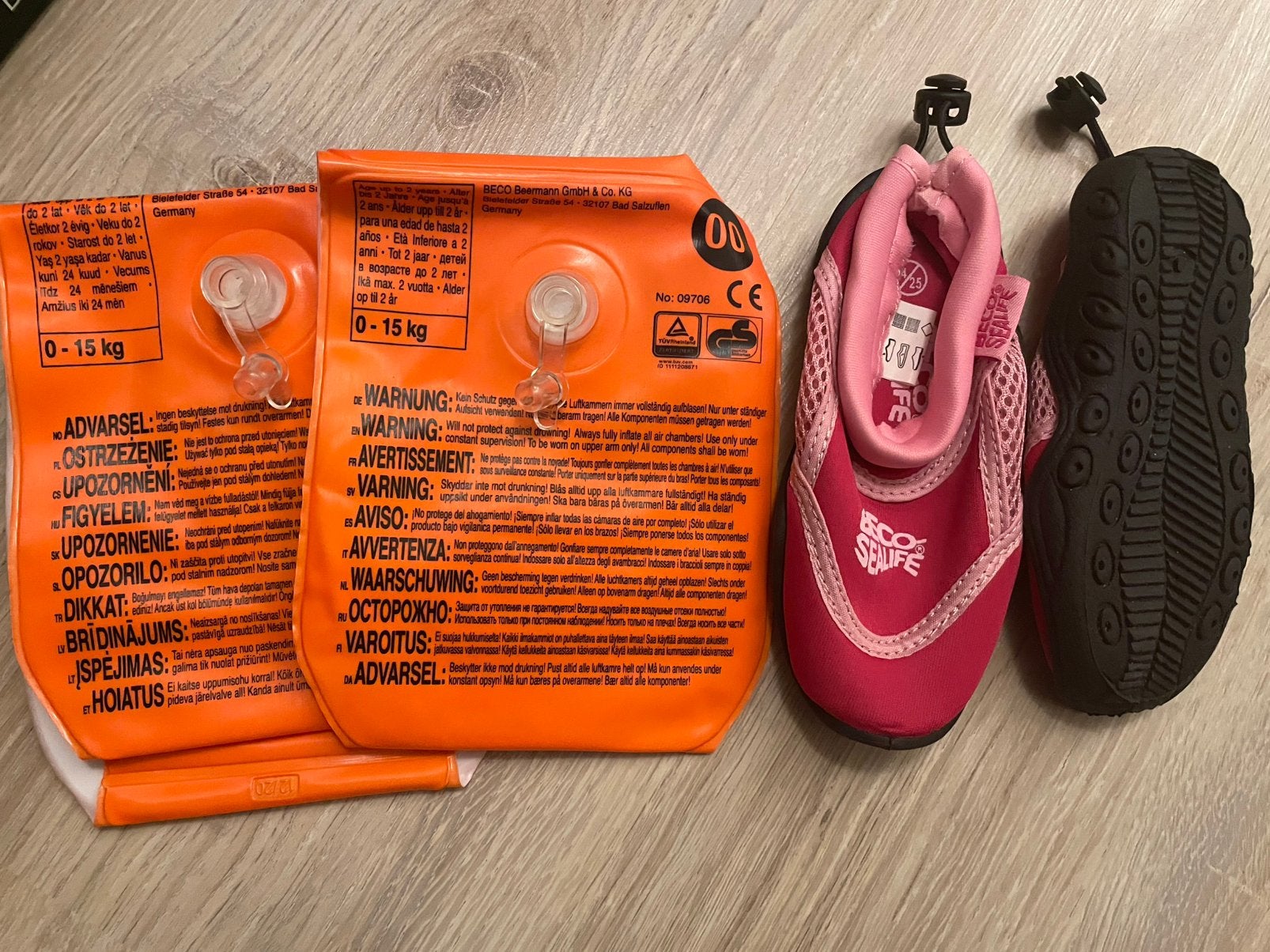 Beco waterschoenen maat 24/25 en zwembandjes, Zwemschoenen, Meisje, Overige maten, Ophalen of Verzenden
