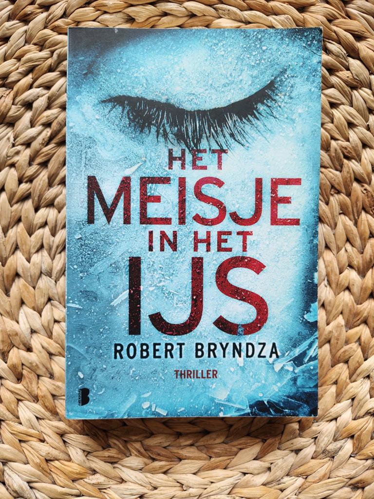 Robert Bryndza - Het meisje in het ijs, Ophalen of Verzenden, Gelezen