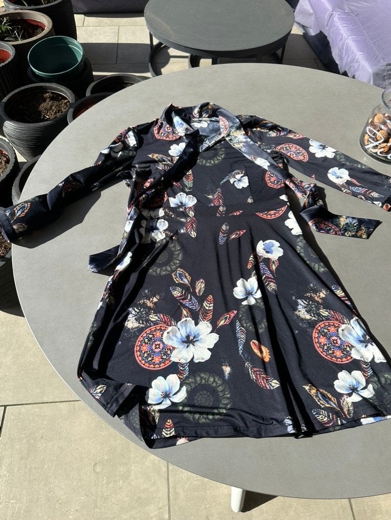 Blauwe gebloemde K-Design travel kwaliteit jurk, maat XL = L, K-design, Maat 42/44 (L), Zo goed als nieuw, Knielengte