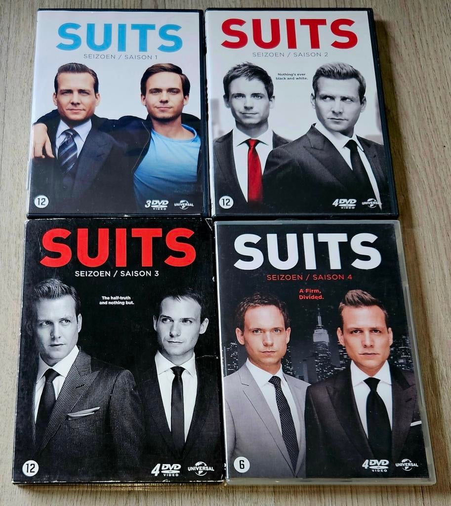Suits  - Seizoen 1, 2, 3 en 4 * 15 DVDs, Ophalen of Verzenden