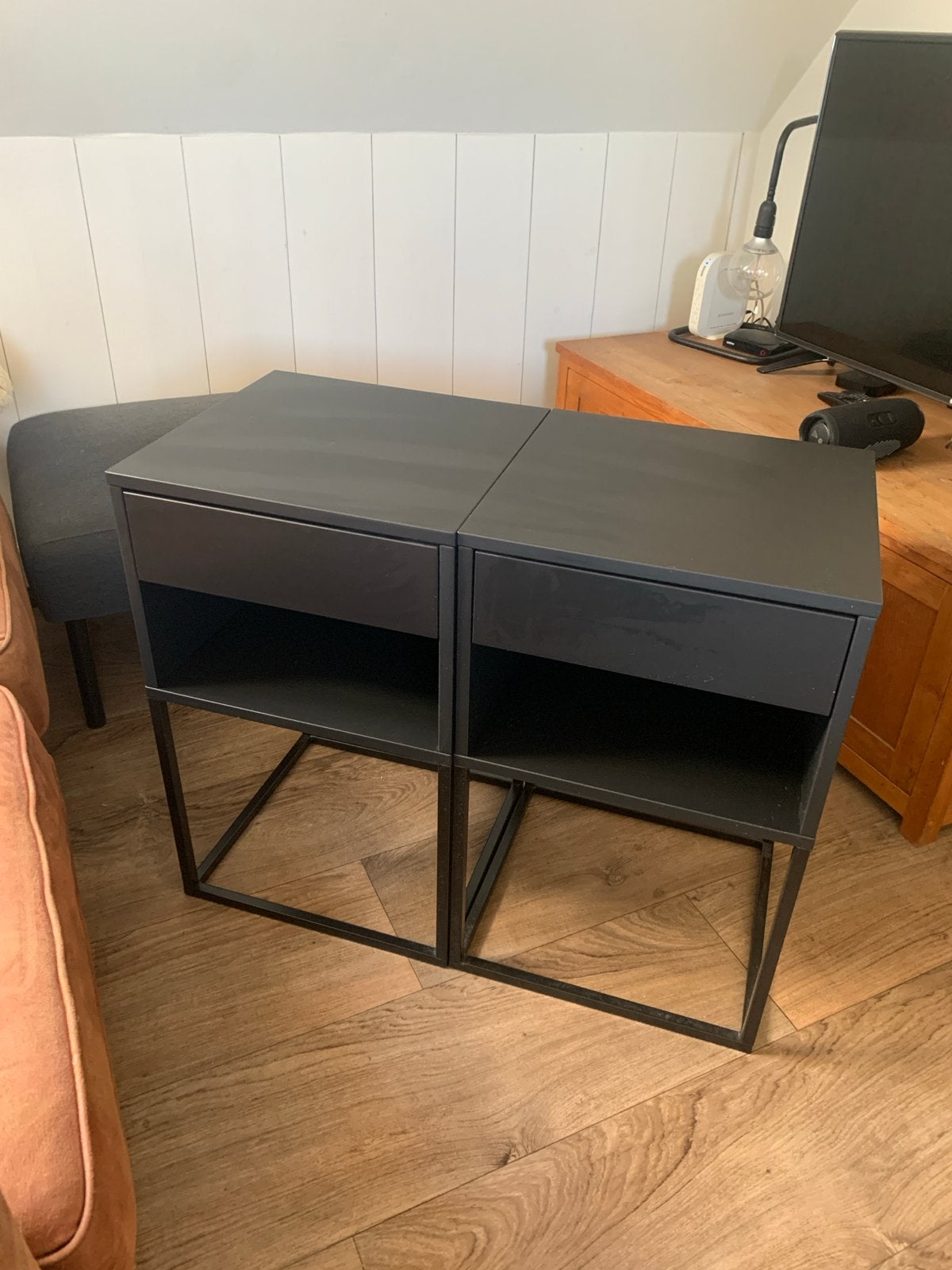 Set van 2 zwarte IKEA nachtkastjes, Huis en Inrichting, Slaapkamer | Nachtkastjes, Minder dan 45 cm, Ophalen of Verzenden, Zo goed als nieuw