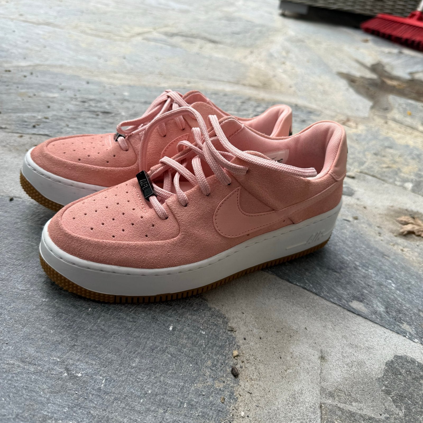 Nike Air Force 1 Sneakers - Roze Suède maat 39, Kleding | Dames, Ophalen of Verzenden, Zo goed als nieuw, Roze, Sneakers of Gympen