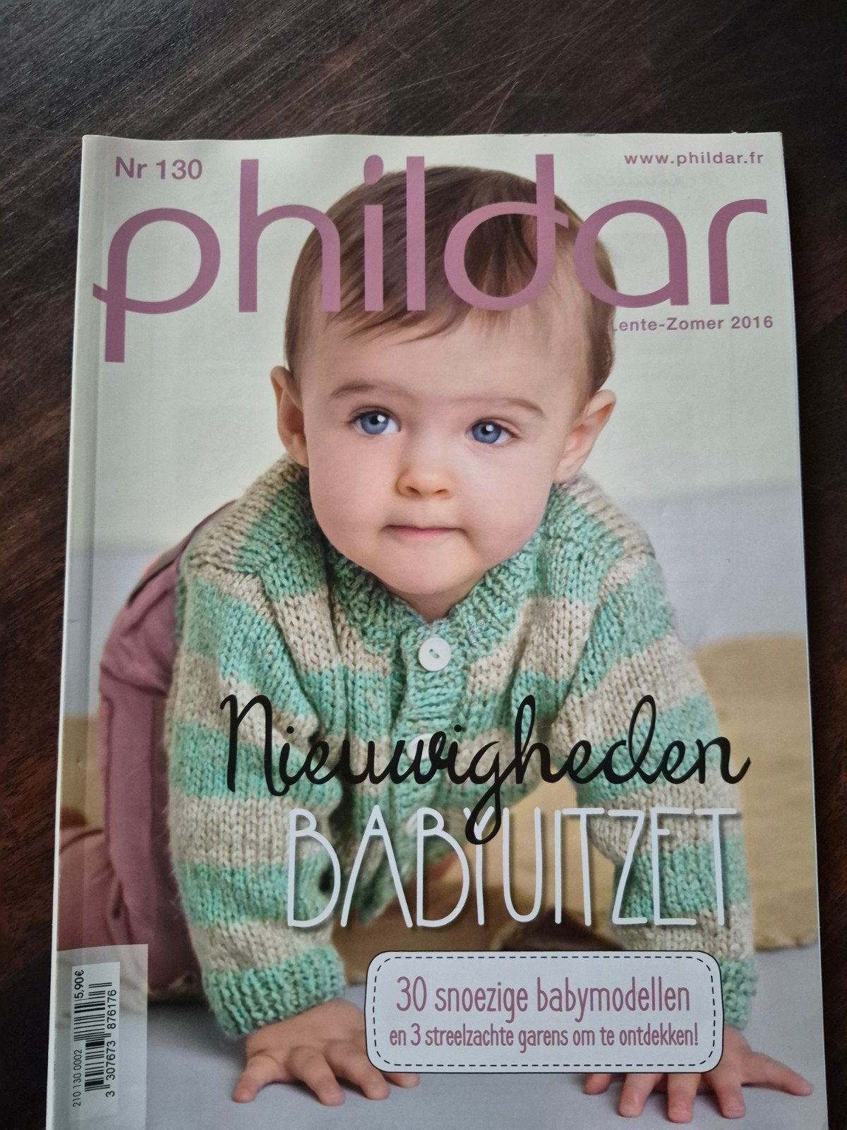 Phildar, snoezige babykleertjes breien, Ophalen of Verzenden, Zo goed als nieuw, Breien, Patroon of Boek