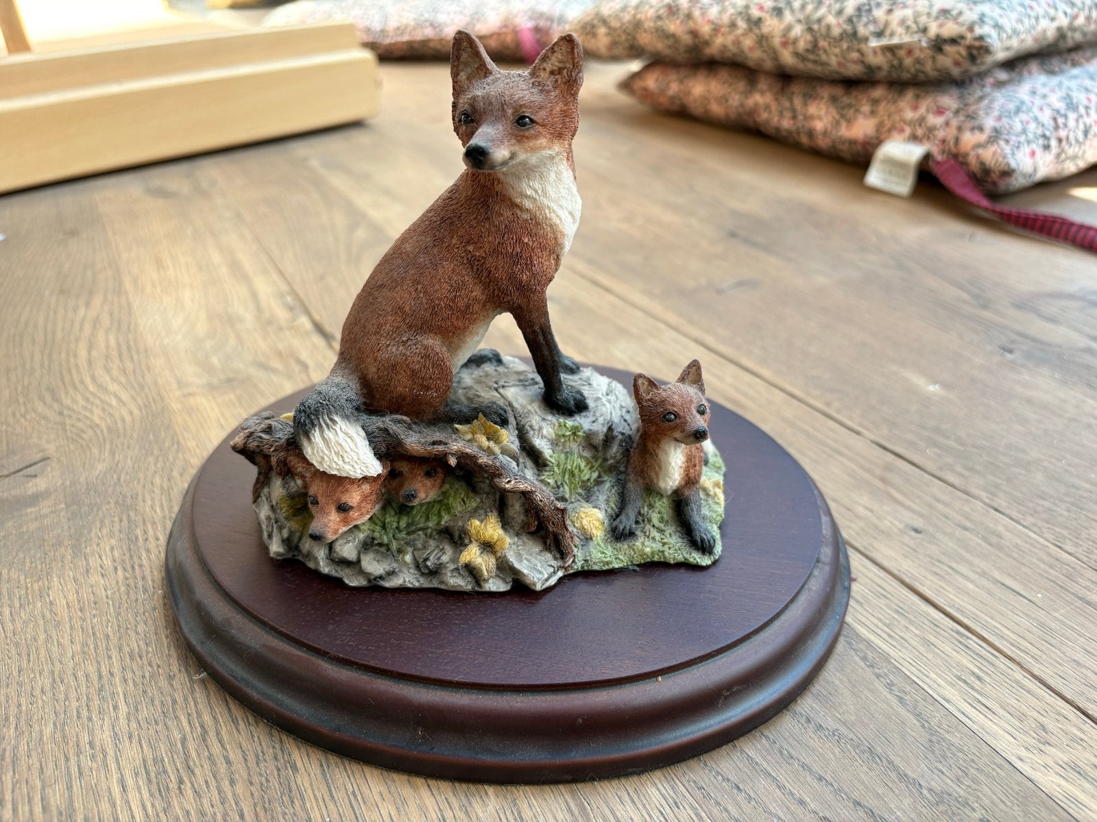 Vos familie beeldje op houten sokkel, Ophalen, Zo goed als nieuw, Wild dier, Beeldje of Figuurtje