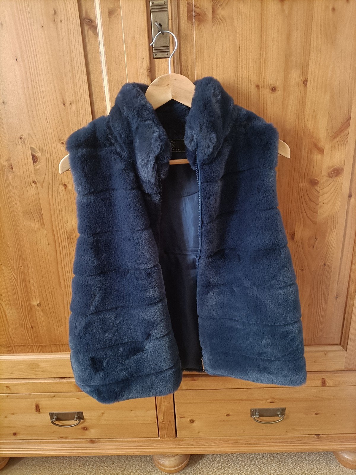 Donkerblauwe faux fur gilet van Catch me..., Kleding | Dames, Blauw, Zo goed als nieuw, Catch me..., Ophalen