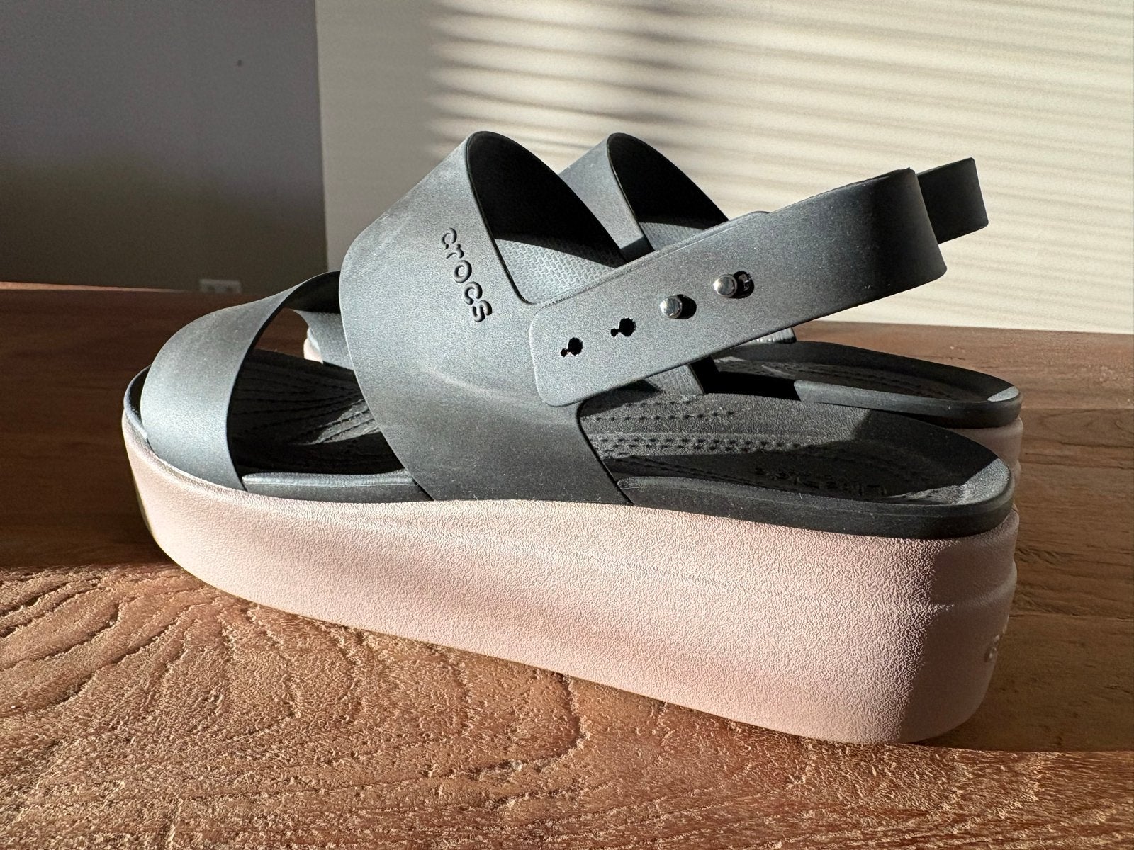Crocs platform sandalen - maat W10 (US) Zo goed als nieuw, Kleding | Dames, Ophalen of Verzenden, Zo goed als nieuw, Zwart, Sandalen of Muiltjes