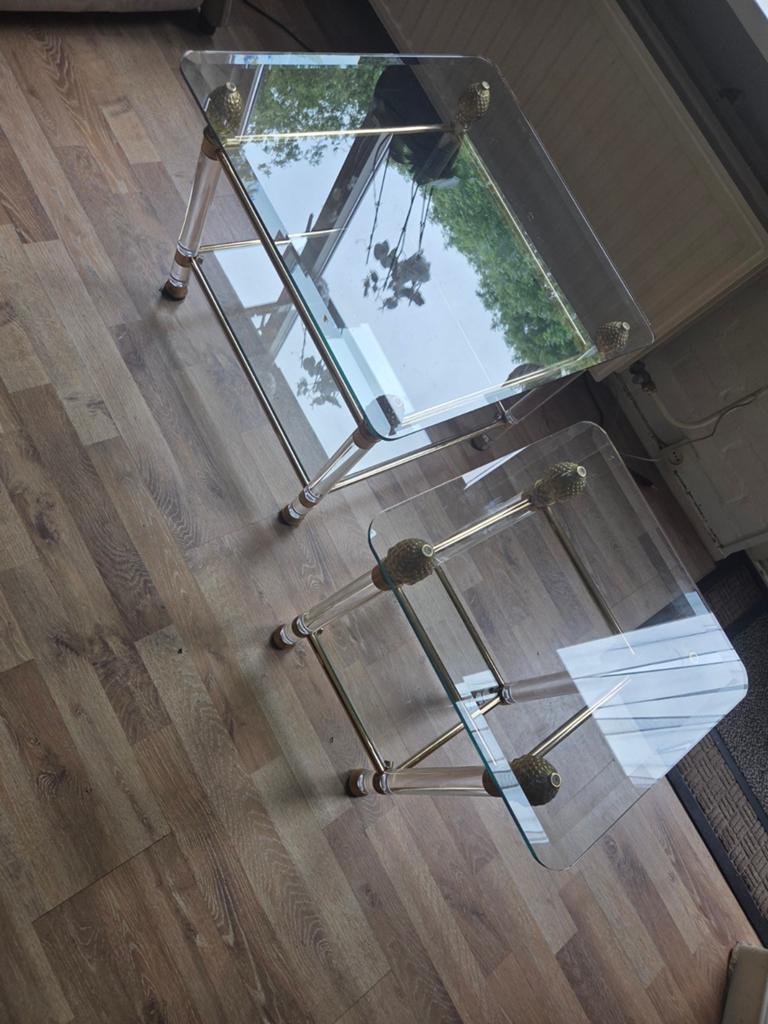 Set van 2 messing en glazen bijzettafeltjes, Ophalen, Gebruikt, 50 tot 100 cm, Vierkant