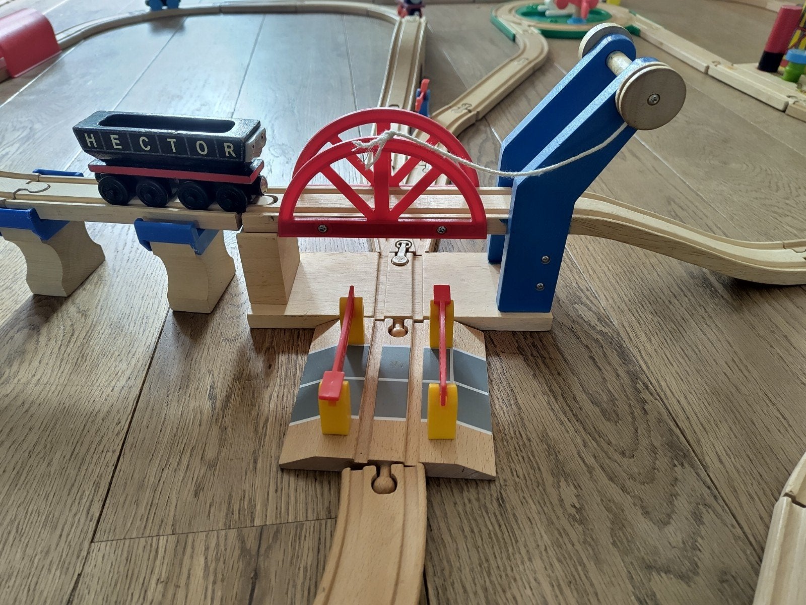 Grote houten treinbaan met diverse treinen en accessoires, Ophalen, Gebruikt, Jongen of Meisje