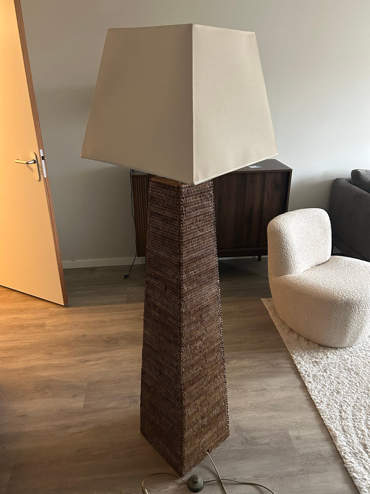 Grote rotan vloerlamp met stoffen kap, Ophalen, Gebruikt, Natuurlijk materiaal, E27 (groot)