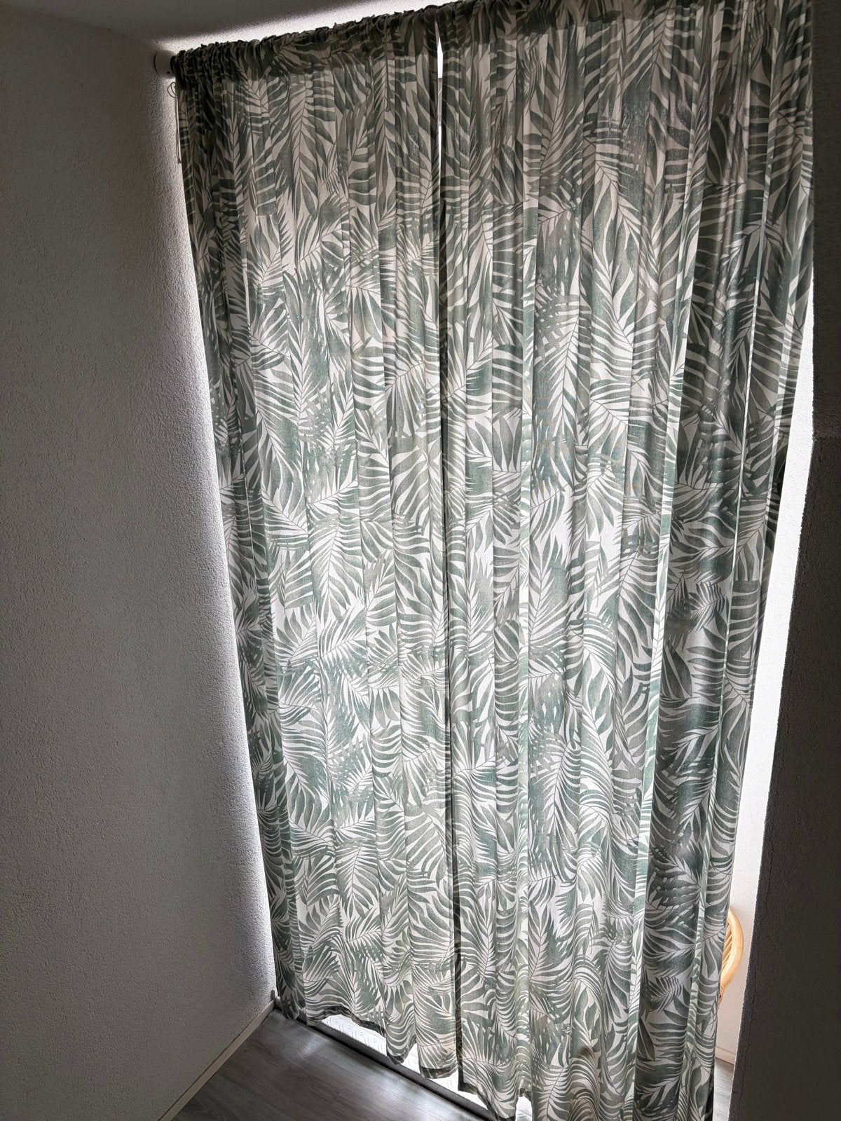 Lichtdoorlatende gordijnen met bladprint, Huis en Inrichting, Stoffering | Gordijnen en Lamellen, Gebruikt, Wit, Ophalen of Verzenden