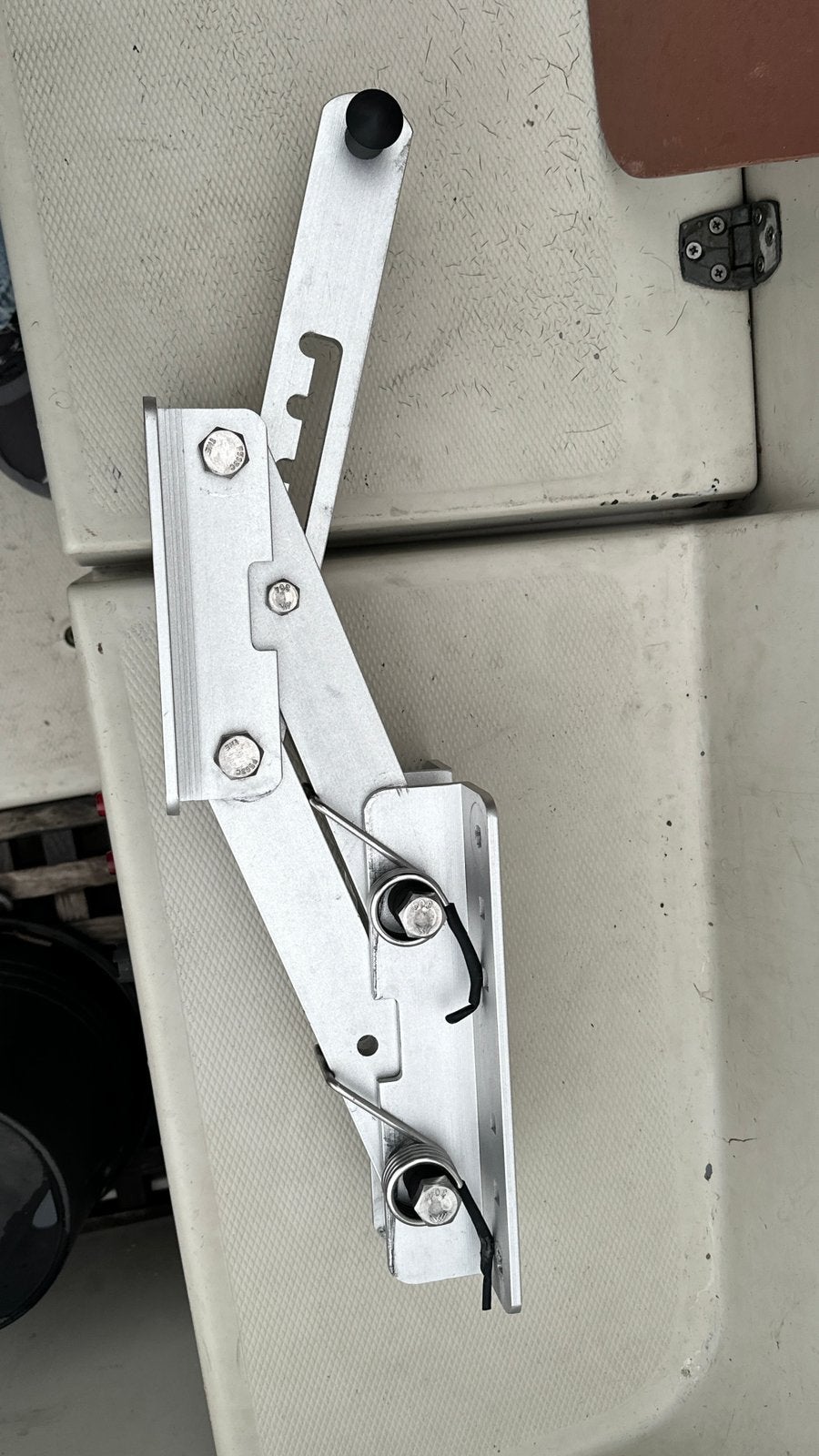 Buitenboord motor steun, Ophalen