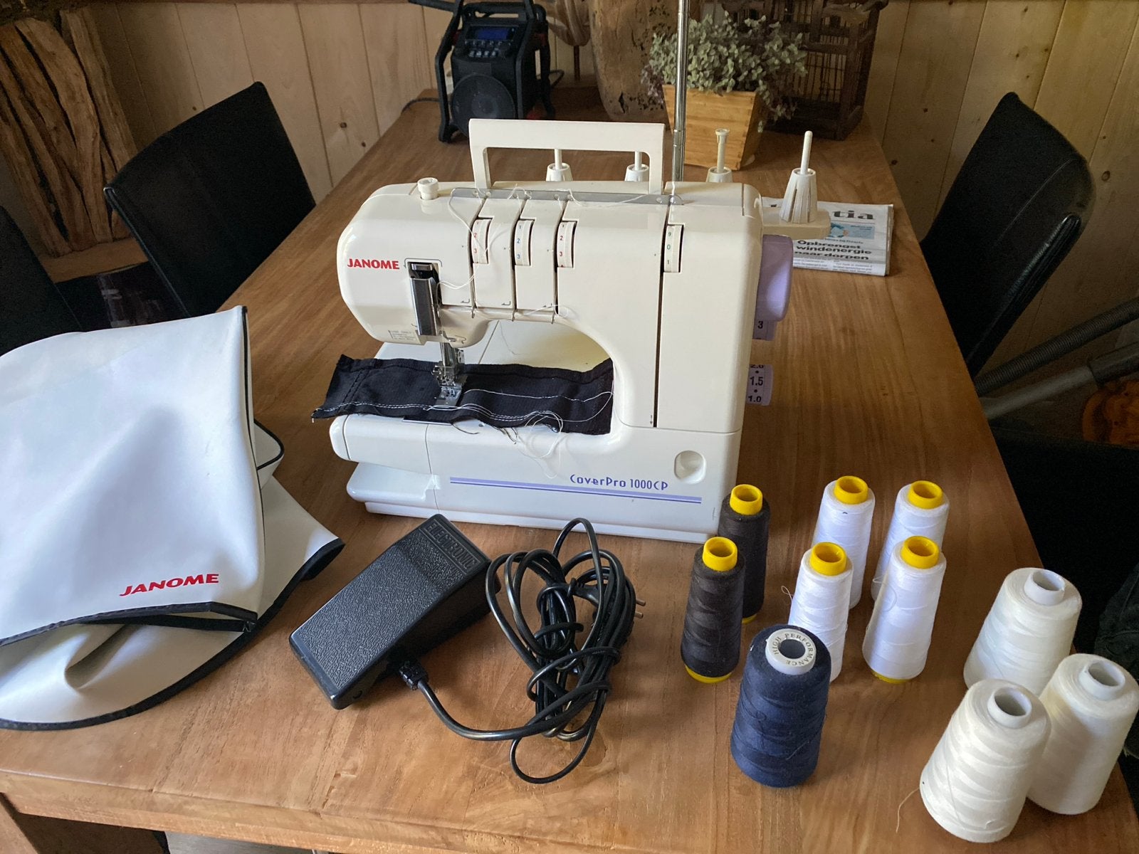 Janome CoverPro 1000CP Coverlockmachine met accessoires, Hobby en Vrije tijd, Naaimachines en Toebehoren, Ophalen of Verzenden