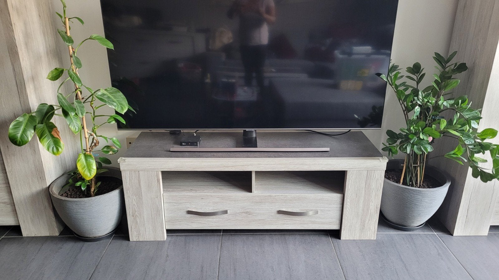 2 Antracietgrijze potten met planten en schotels, Tuin en Terras, Ophalen, Overige materialen, Gebruikt, Minder dan 60 cm