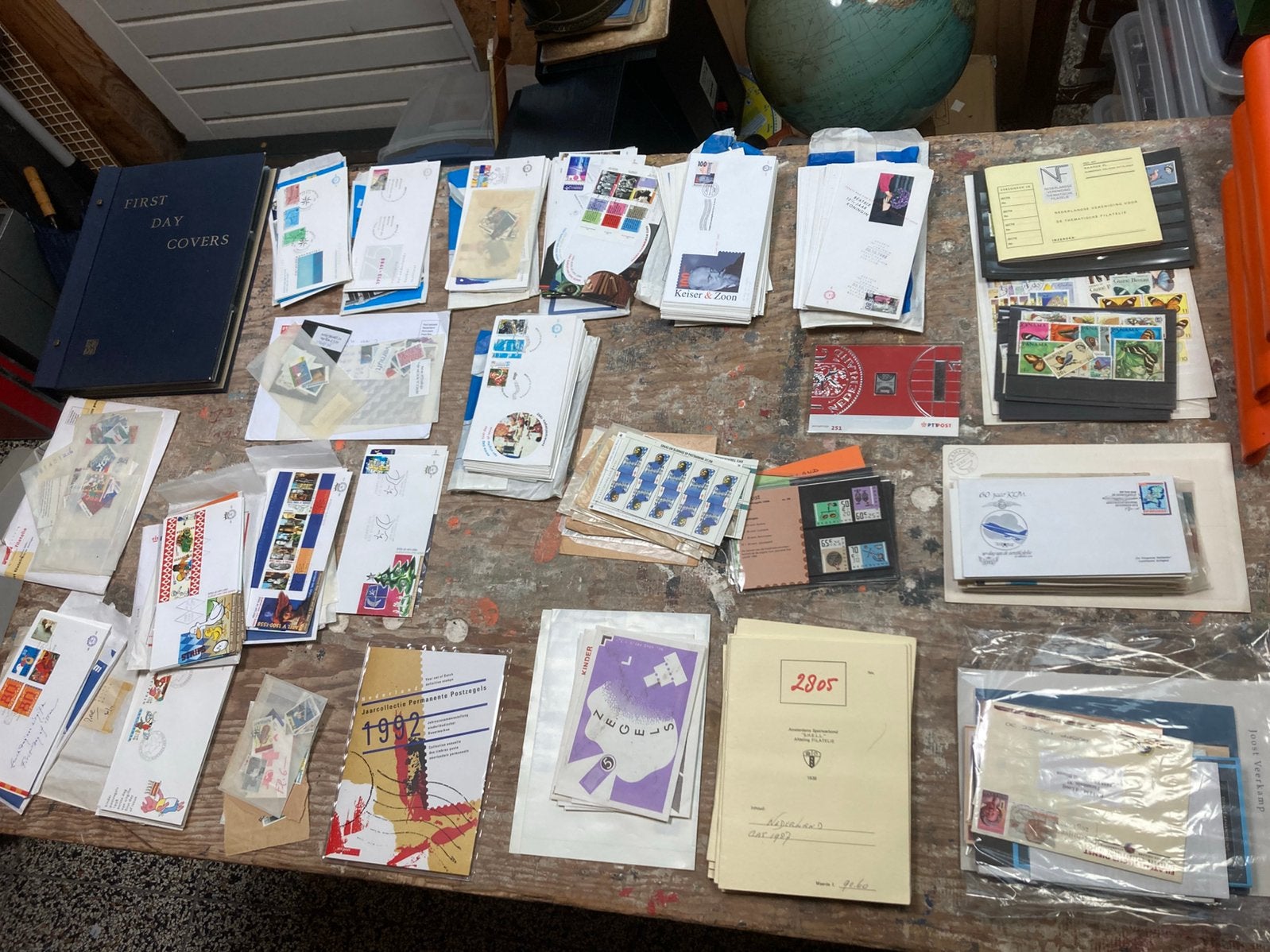Grote gevarieerde bundel zegels en eerste dag uitgifte, Postzegels en Munten, Ophalen