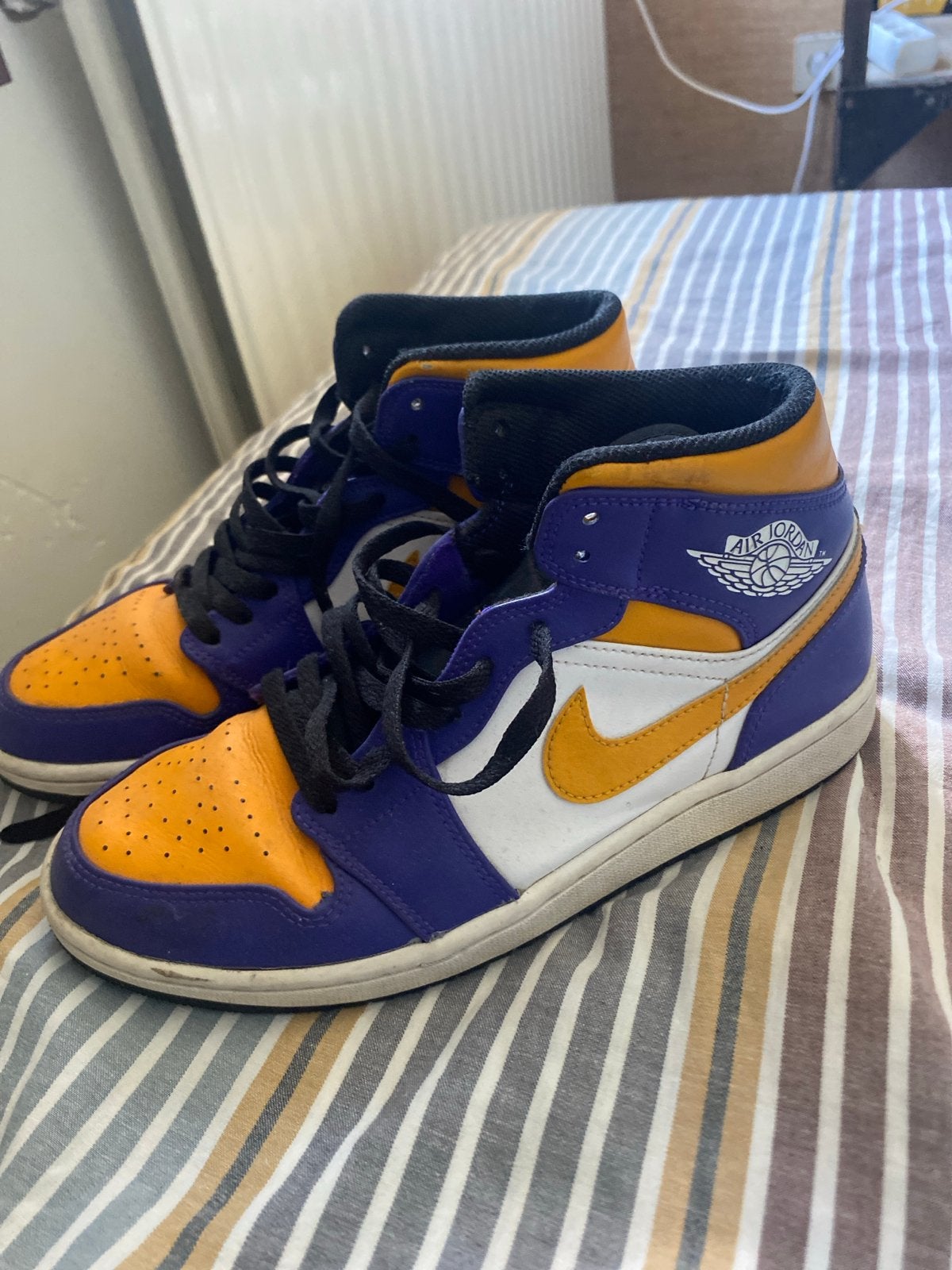 Nike Air Jordan 1 Mid Lakers  - Maat 42,5, Ophalen of Verzenden, Zo goed als nieuw, Overige kleuren, Sneakers of Gympen