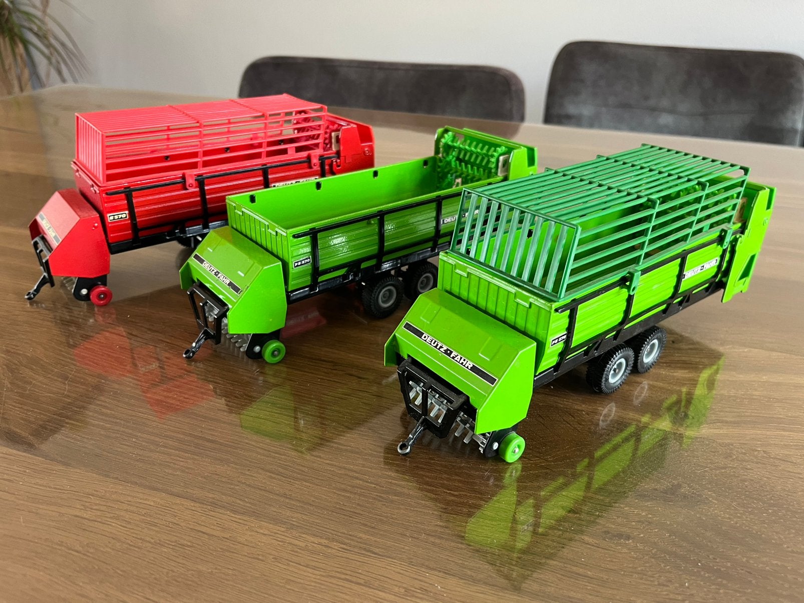 Drie opraapwagens Deutz-Fahr E570 en FE 570 Siku groen rood, Hobby en Vrije tijd, Modelauto's | 1:32, Zo goed als nieuw, Tractor of Landbouw