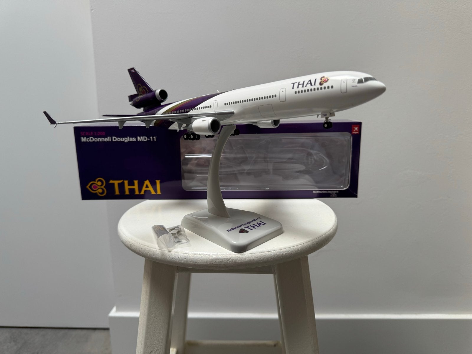 Thai Airways MD-11 Schaal 1:200 - Nieuw met standaard en doo, Verzamelen, Luchtvaart en Vliegtuigspotten, Ophalen of Verzenden