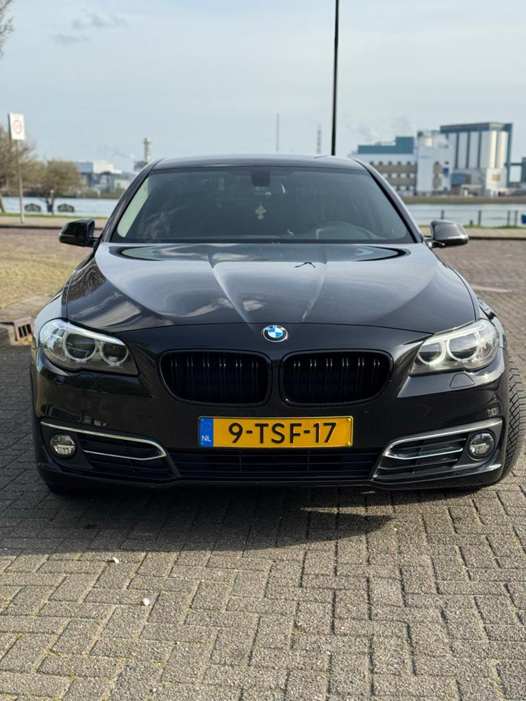 BMW 5-Serie 2.0 520I AUT 184 PK Sedan 2014 Zwart, Auto's, BMW, Achterwielaandrijving, 4 cilinders, 2000 kg, Zwart