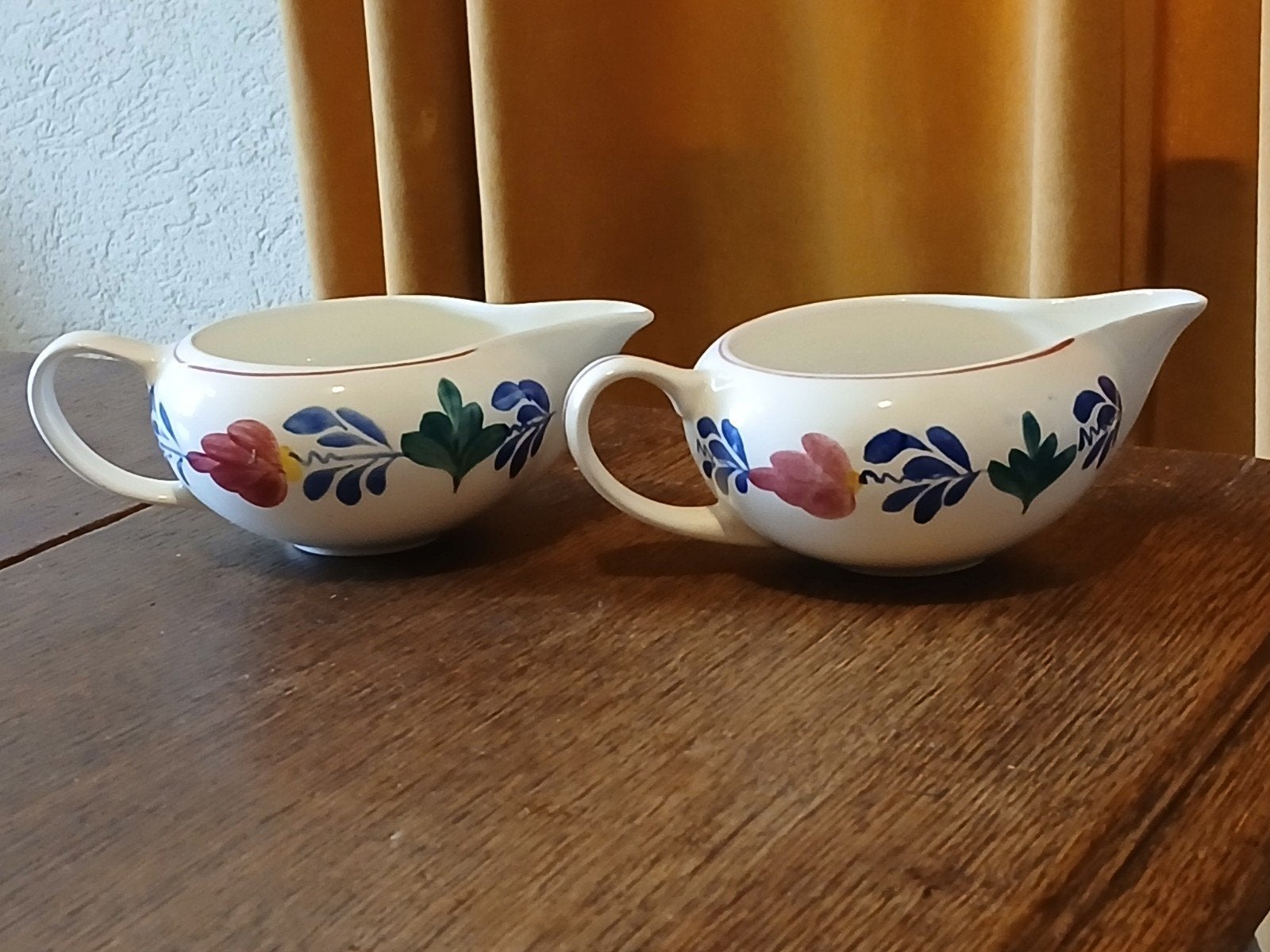 TWEE MAASTRICHT AARDEWERK KOFFIEMELKKANNETJES.., Ophalen of Verzenden, Gebruikt, Porselein