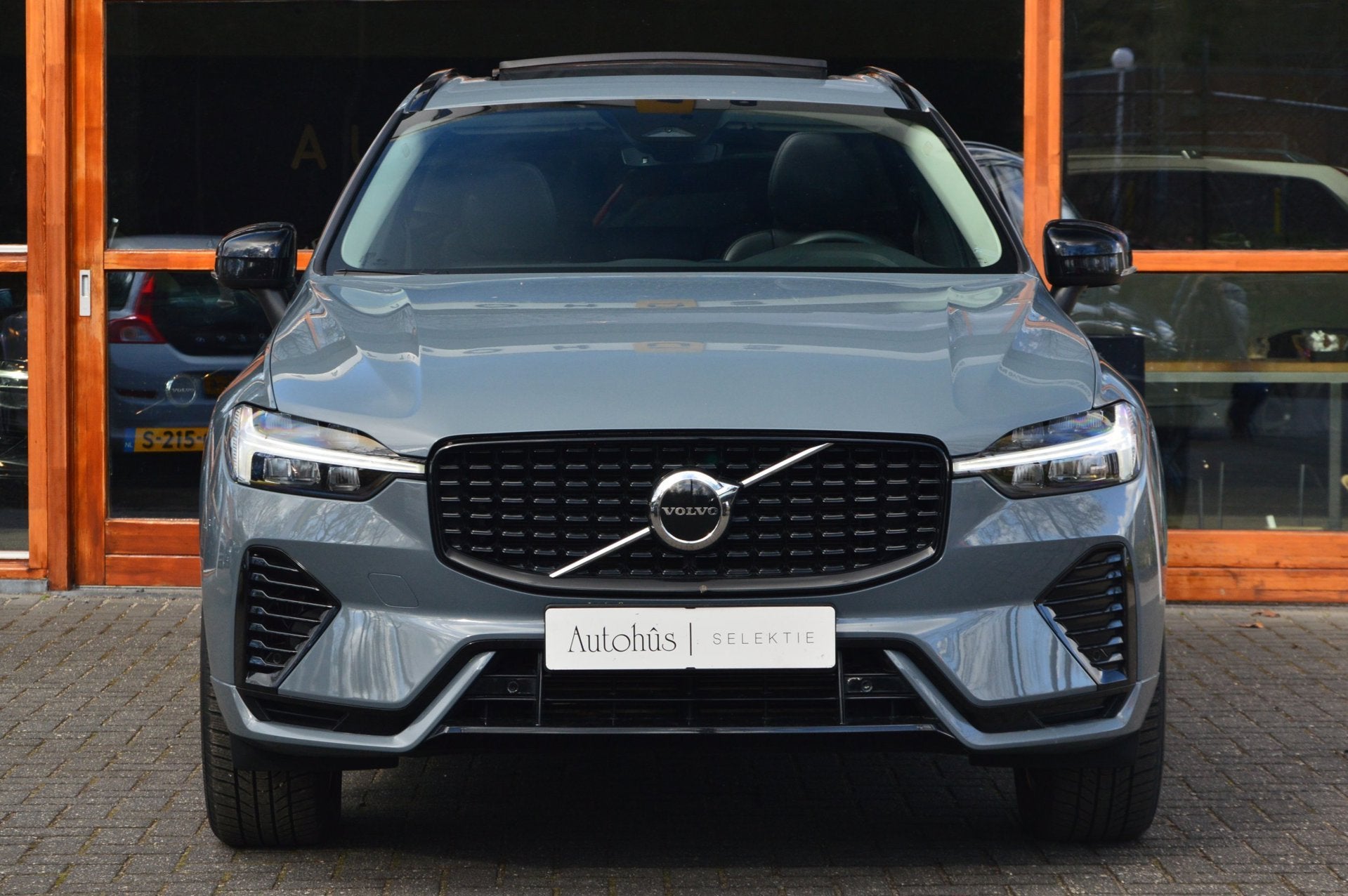 Volvo XC60 T6 Hybride AWD Plus Dark LONG RANGE | 360° Camer, Gebruikt, 4 cilinders, 1969 cc, 880 km