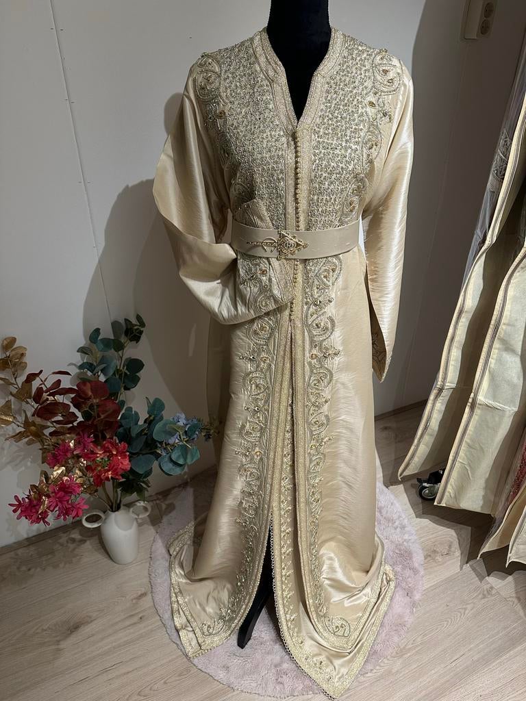 Elegante Marokkaanse Kaftan met Gouden Borduurwerk, Ophalen of Verzenden, Nieuw, Beige, Onder de knie