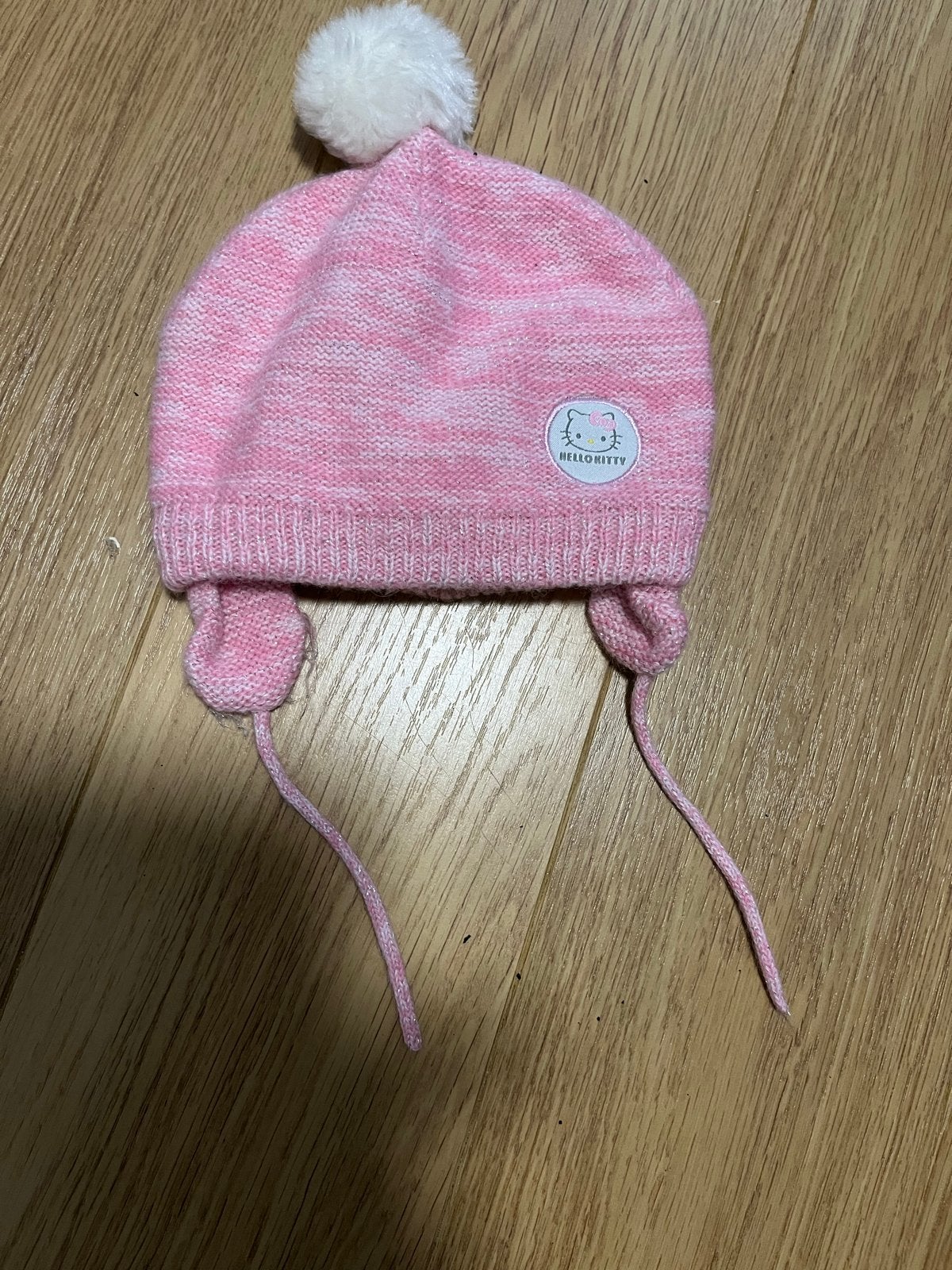 Roze Hello Kitty Muts met Pompon en Koordjes, Meisje, Ophalen of Verzenden, Zo goed als nieuw, Maat 86