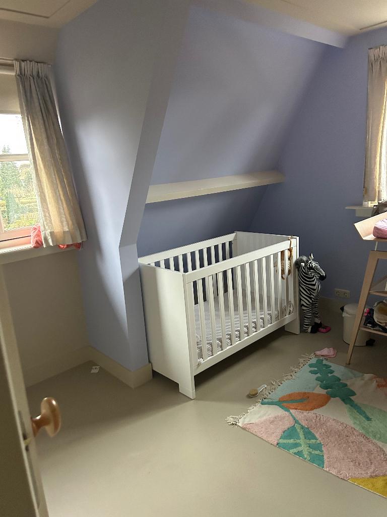 Babybed toddler wit met matras, Kinderen en Baby's, Kinderkamer | Bedden, Ophalen, Gebruikt, 70 tot 85 cm, 180 cm of meer