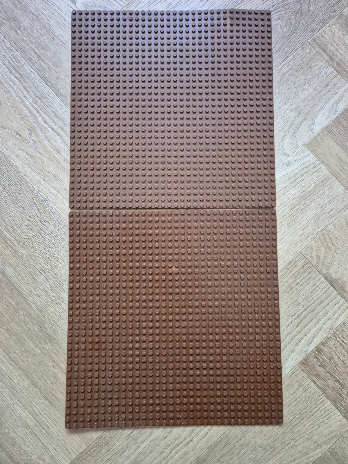2 bruine lego bouwplaten grondplaten baseplates 32x32, Lego, Ophalen of Verzenden, Compleet, Grondplaat