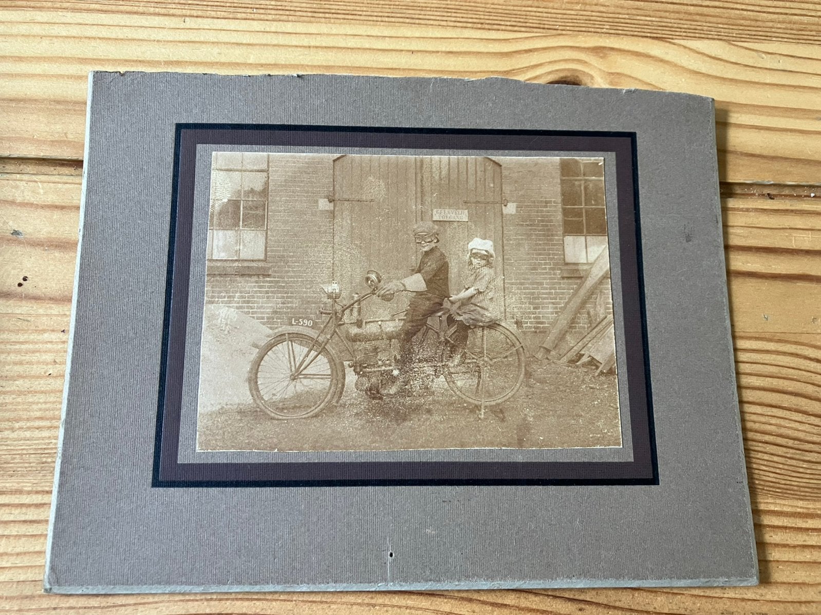 Oude foto 2 kinderen op motor motorfiets L-590, Verzamelen, Automerken, Motoren en Formule 1, Ophalen of Verzenden, Gebruikt